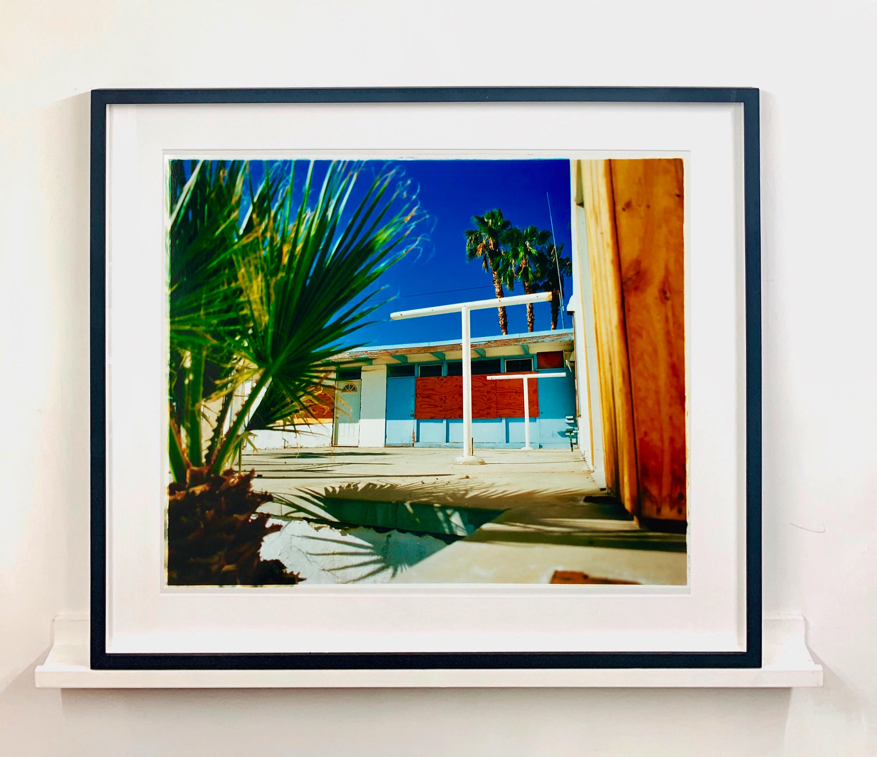 Motel Wüstenlandschaften, Salton Sea, Kalifornien – amerikanische Farbfotografie – Print von Richard Heeps