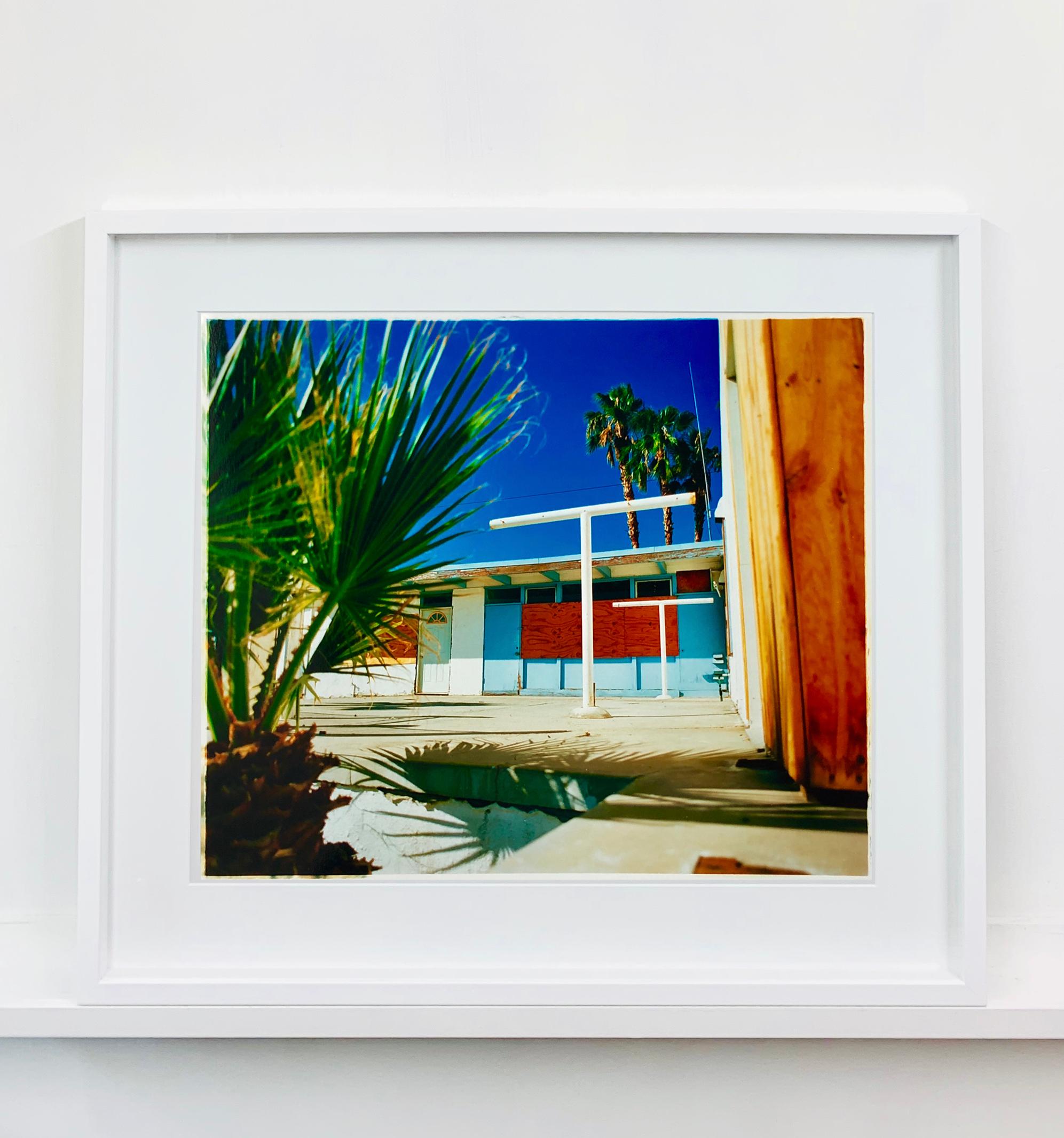 Motel Wüstenlandschaften, Salton Sea, Kalifornien – amerikanische Farbfotografie (Zeitgenössisch), Print, von Richard Heeps
