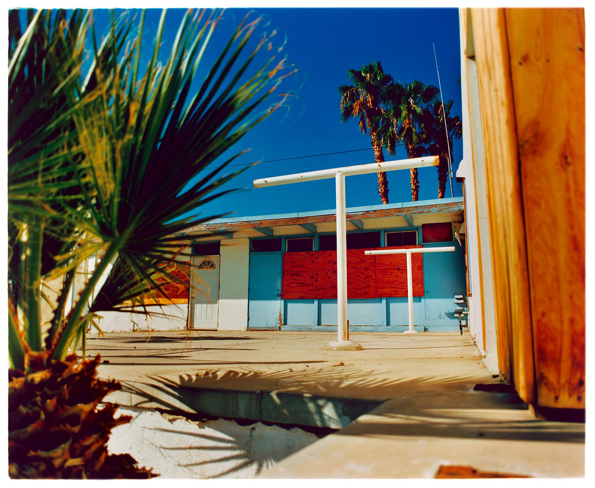 Landscape Photograph Richard Heeps - Motel Desert Shores, Salton Sea, Californie - Photographie couleur américaine