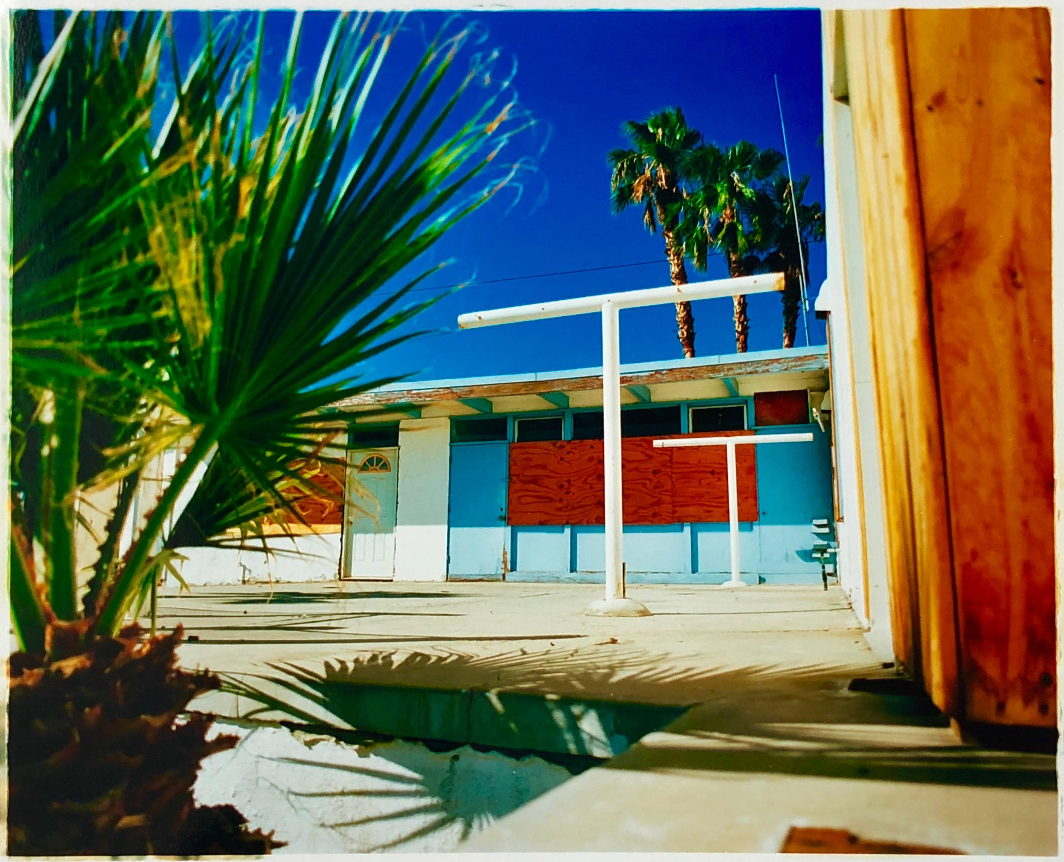 Richard Heeps Color Photograph – Motel Wüstenlandschaften, Salton Sea, Kalifornien – amerikanische Farbfotografie