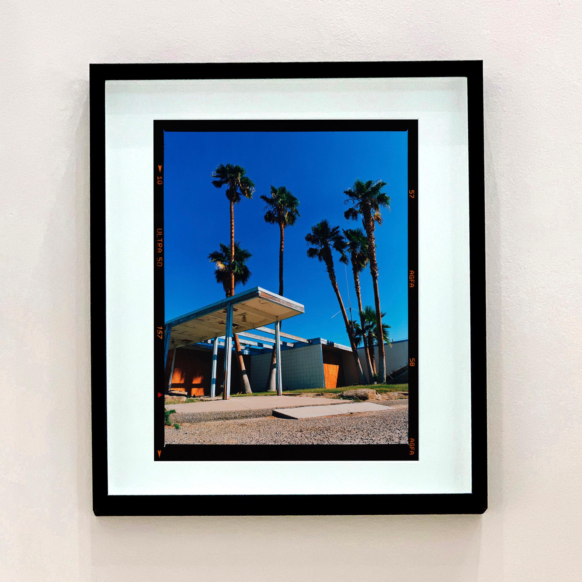 Entrada del Motel II, Salton Sea, California - Fotografía en color de arquitectura de mediados de siglo - Print de Richard Heeps