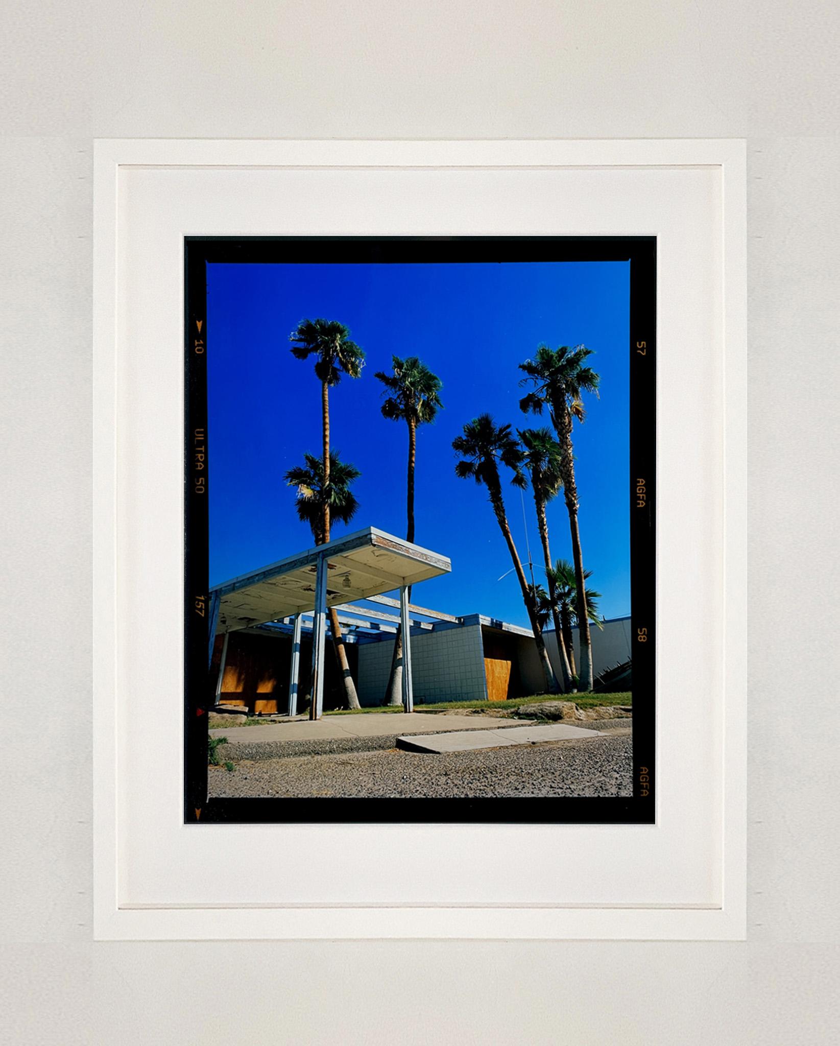Entrada del Motel II, Salton Sea, California - Fotografía en color de arquitectura de mediados de siglo - Print Contemporáneo de Richard Heeps