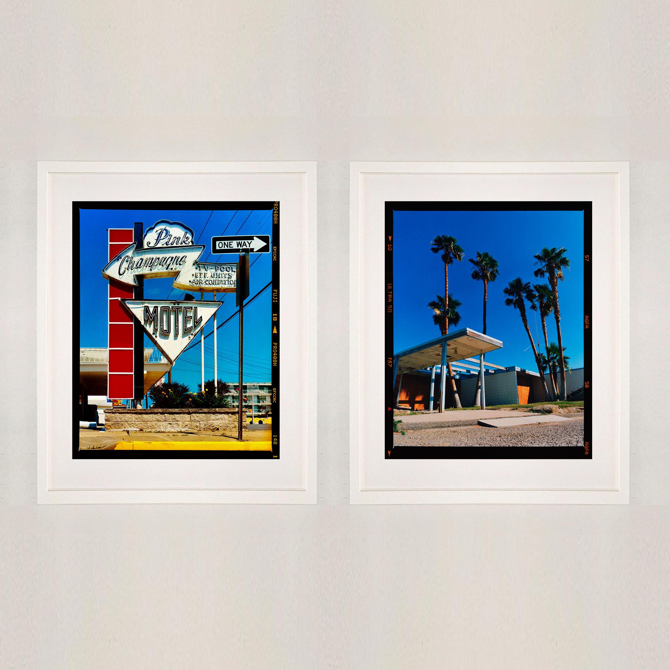 Entrada del Motel II, Salton Sea, California - Fotografía en color de arquitectura de mediados de siglo - Print Púrpura de Richard Heeps