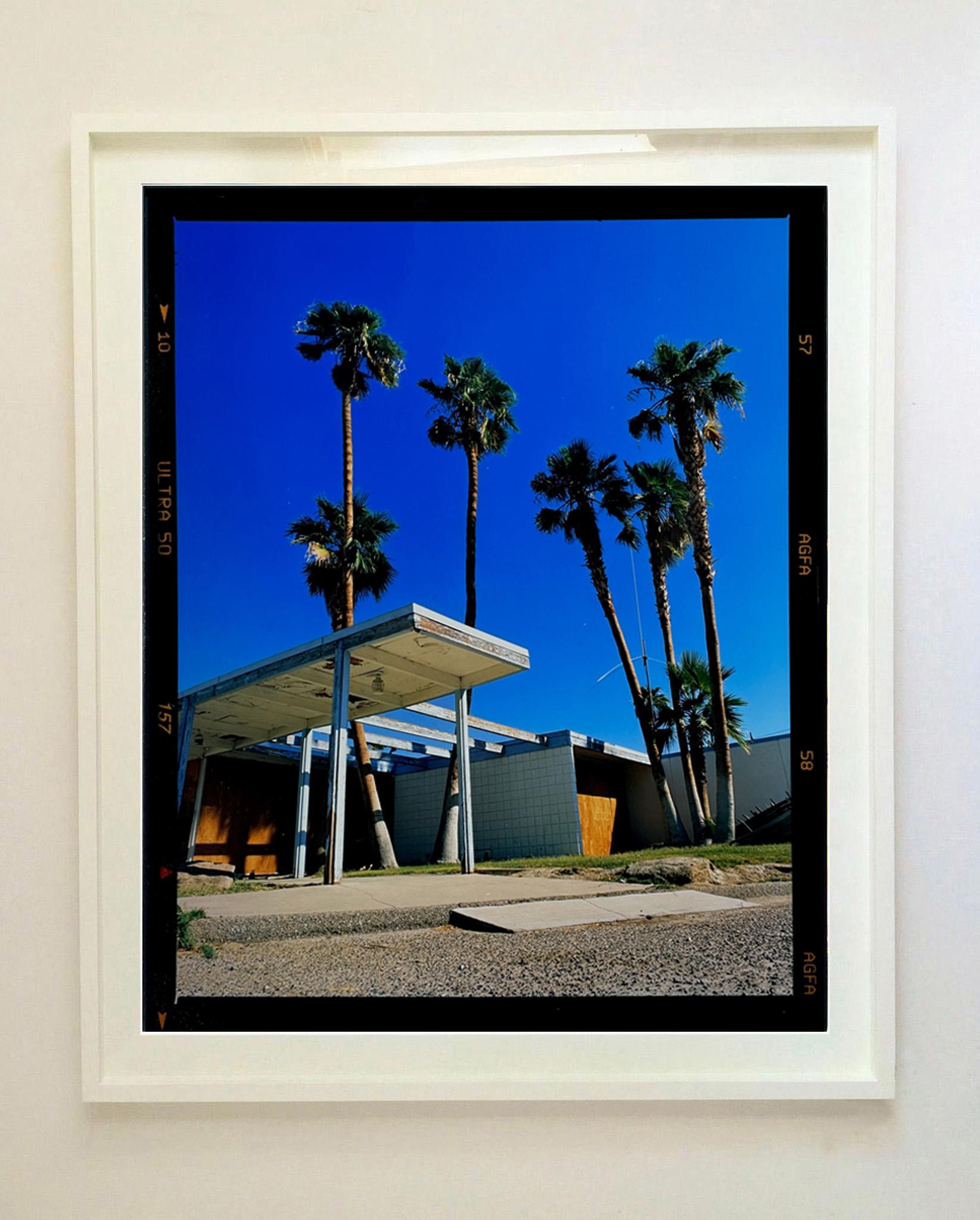 Motel Entrance II, Salton Sea, Kalifornien - Farbfoto aus der Mitte des Jahrhunderts (Schwarz), Still-Life Photograph, von Richard Heeps