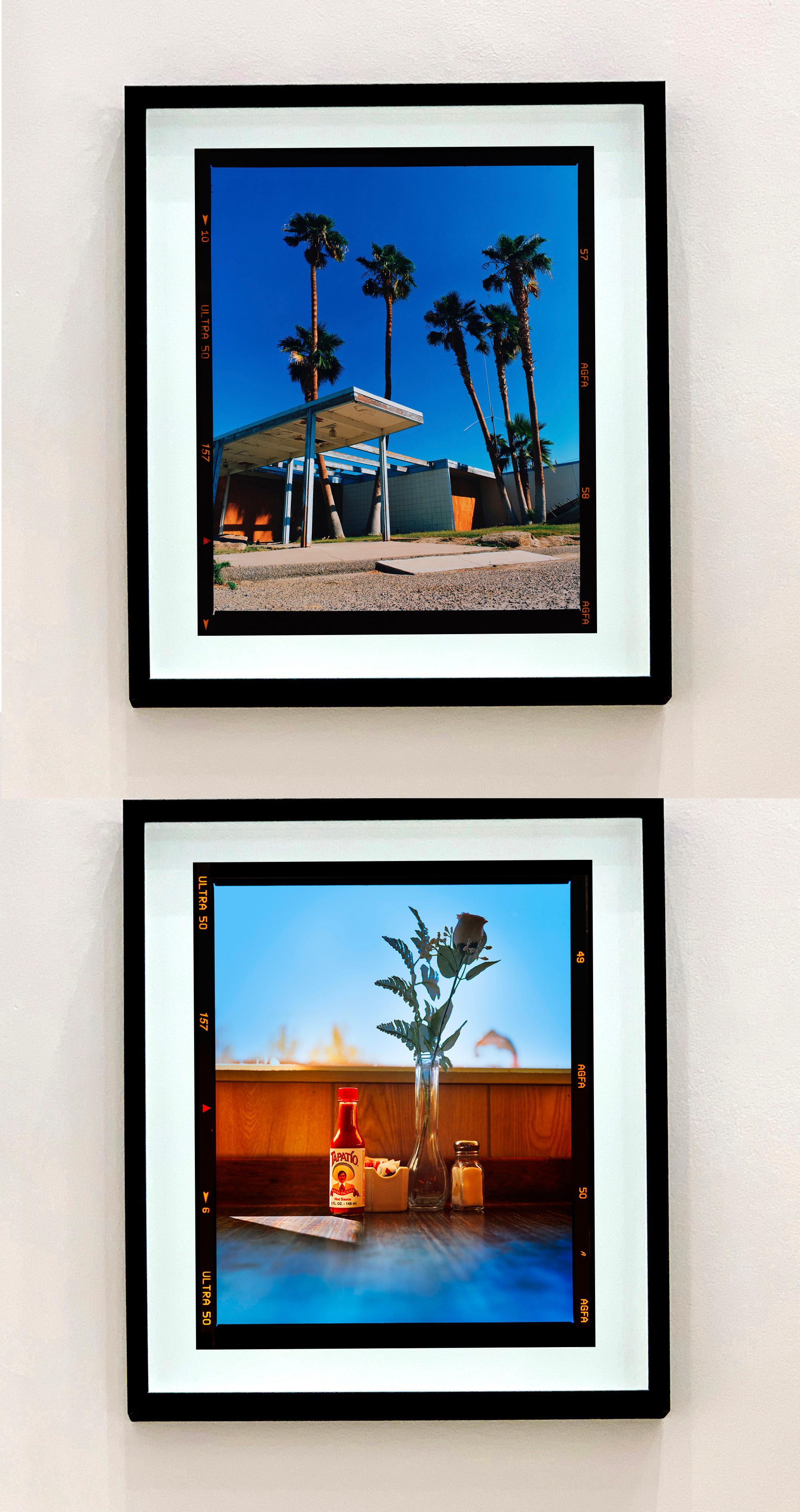 Entrada del Motel II, fotografía de la serie Salton Sea de Richard Heeps.
Arquitectura clásica de mediados de siglo en esta obra de arte del Mar Salton de California. Azules intensos, palmeras con toques de naranja crean la paleta perfecta con el