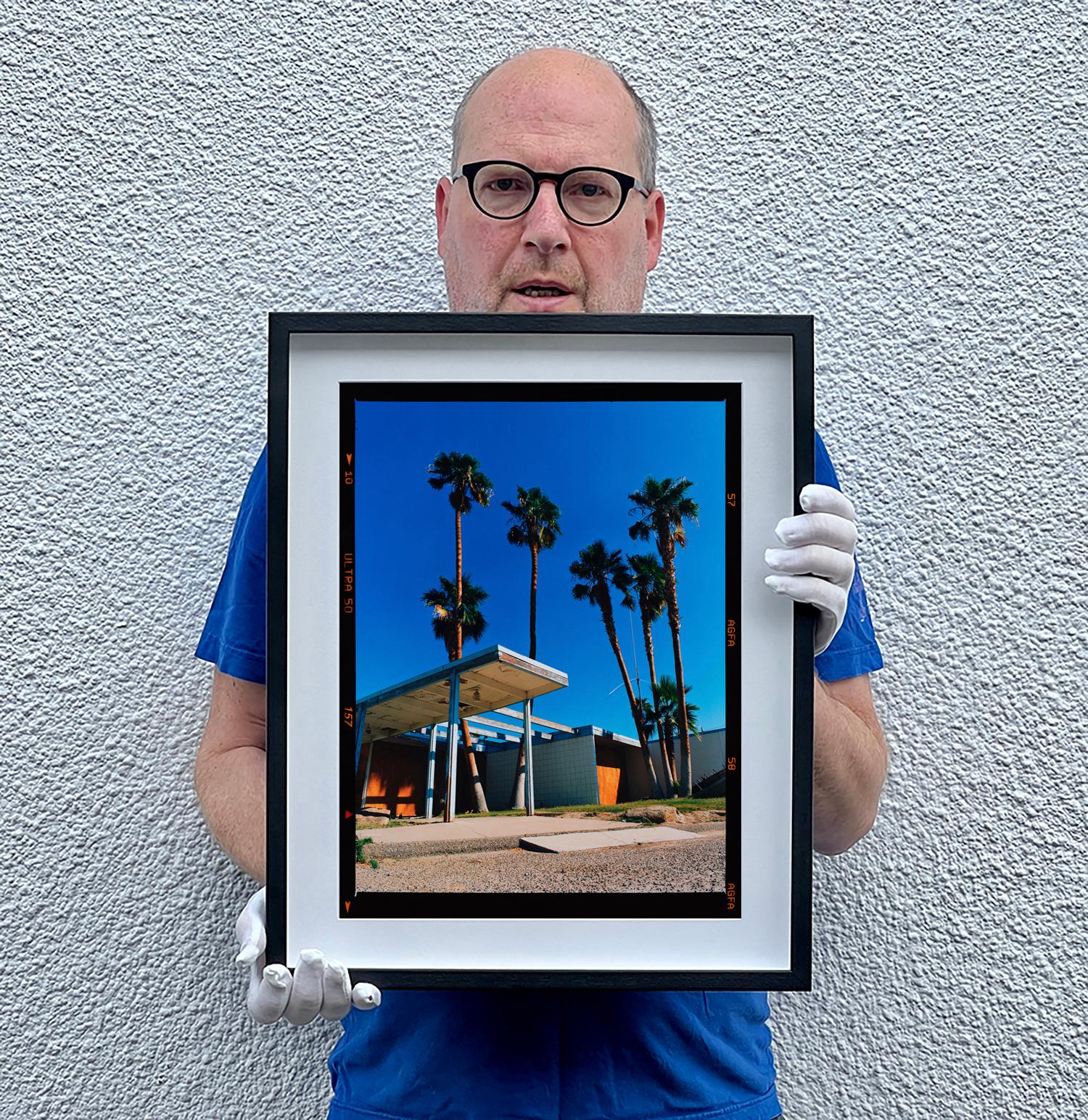 Entrada del Motel II, Salton Sea, California - Fotografía en color de arquitectura de mediados de siglo en venta 1