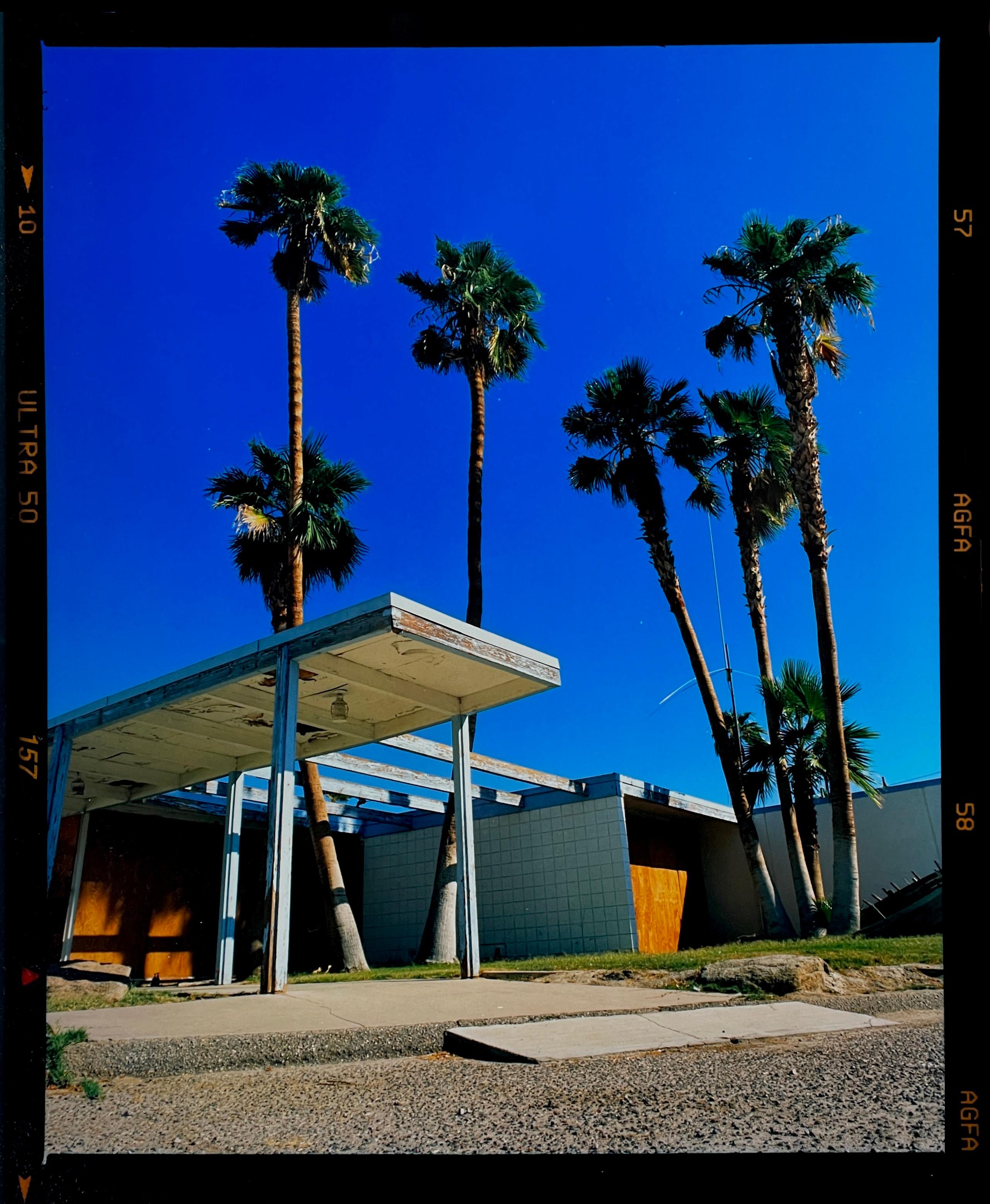 Richard Heeps Still-Life Photograph – Motel Entrance II, Salton Sea, Kalifornien - Farbfoto aus der Mitte des Jahrhunderts