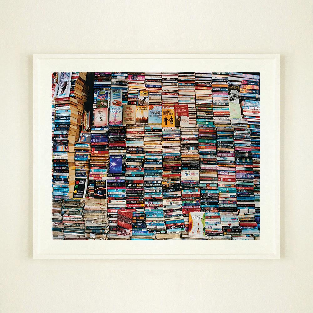 À l'heure où les livres commencent à disparaître sous leur forme physique, cette image est parfaite pour les amoureux des livres, elle donne même l'impression de chiner dans un magasin. Photographiée à Delhi en 2013, cette pièce représente