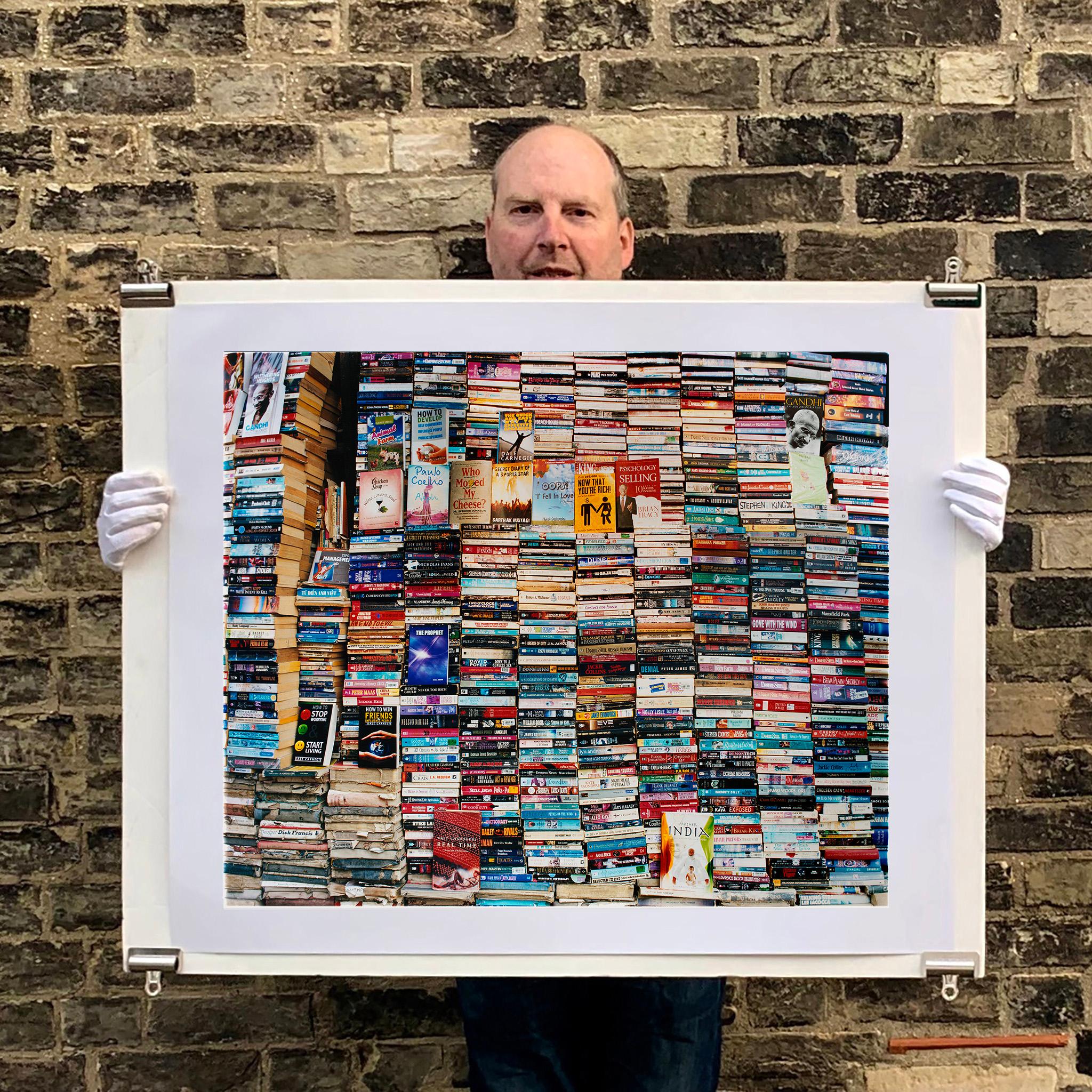 « Mother India II, Delhi - India Color Street Photograph of Books en vente 2