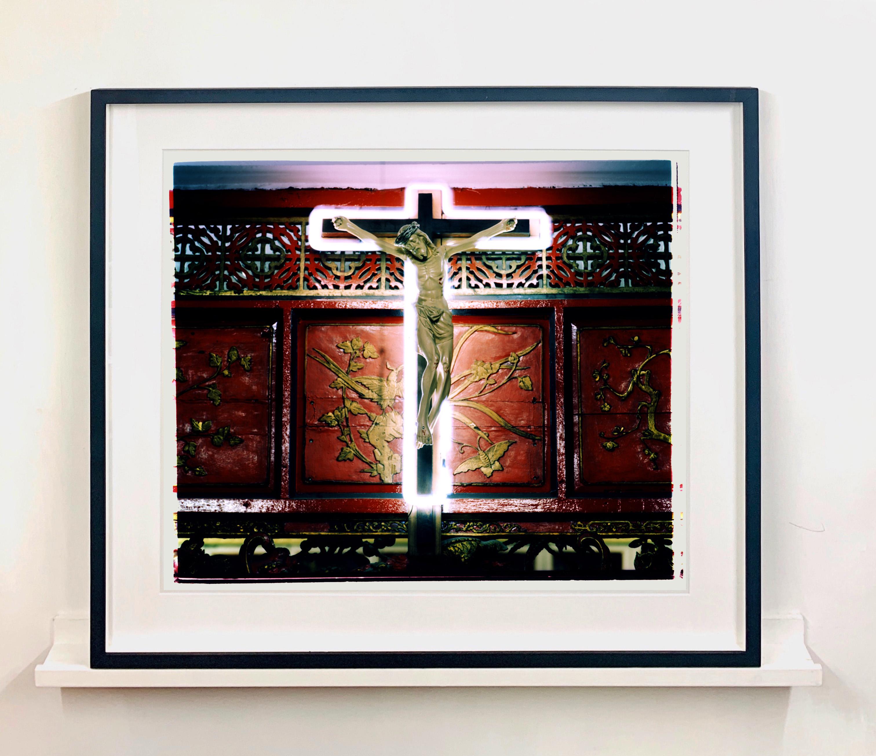 Croix du Neon, Ho Chi Minh City - Photographie religieuse contemporaine en couleur - Noir Color Photograph par Richard Heeps