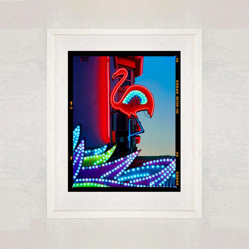Neon Flamingo, photographie de la série Norfolk de Richard Heeps. 

Cette œuvre est une édition limitée à 25 exemplaires, impression photographique brillante, montée à sec sur aluminium. Elle est présentée dans une monture de fenêtre blanche de type