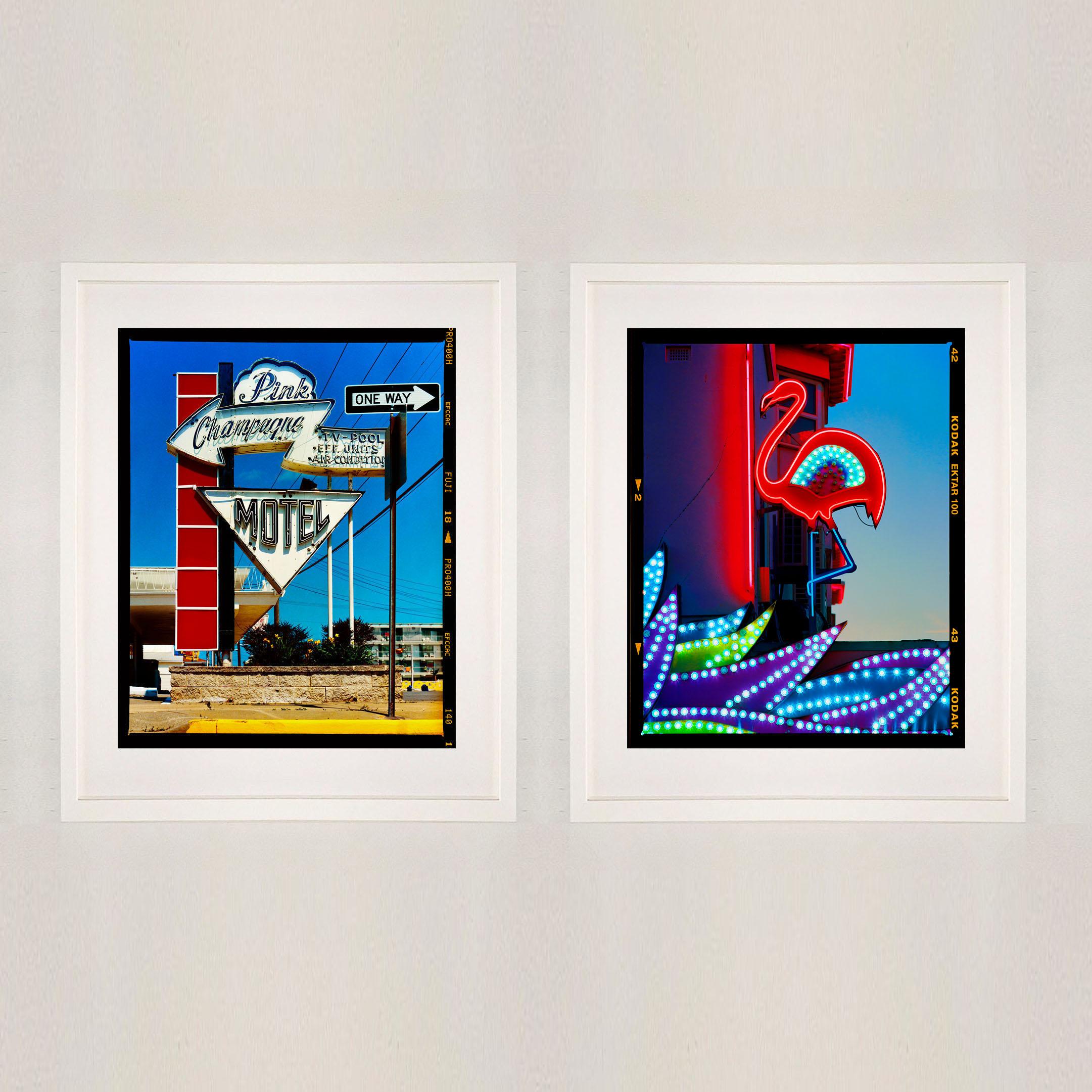 Neon Flamingo, photographie de la série Norfolk de Richard Heeps. 

Cette œuvre est une édition limitée à 25 exemplaires, impression photographique brillante, montée à sec sur aluminium. Elle est présentée dans une monture de fenêtre blanche de type