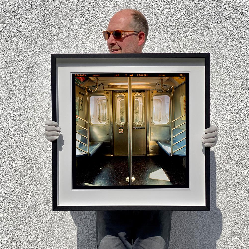 New York City Subway Car – amerikanische Interieur-Farbfotografie (Zeitgenössisch), Photograph, von Richard Heeps