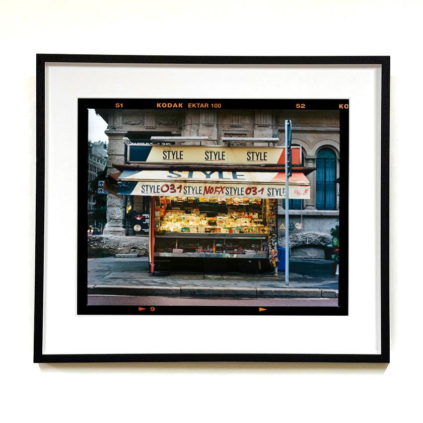 Stand de presse - Bronzetti, Milan - Photographie de rue italienne en couleur - Noir Color Photograph par Richard Heeps