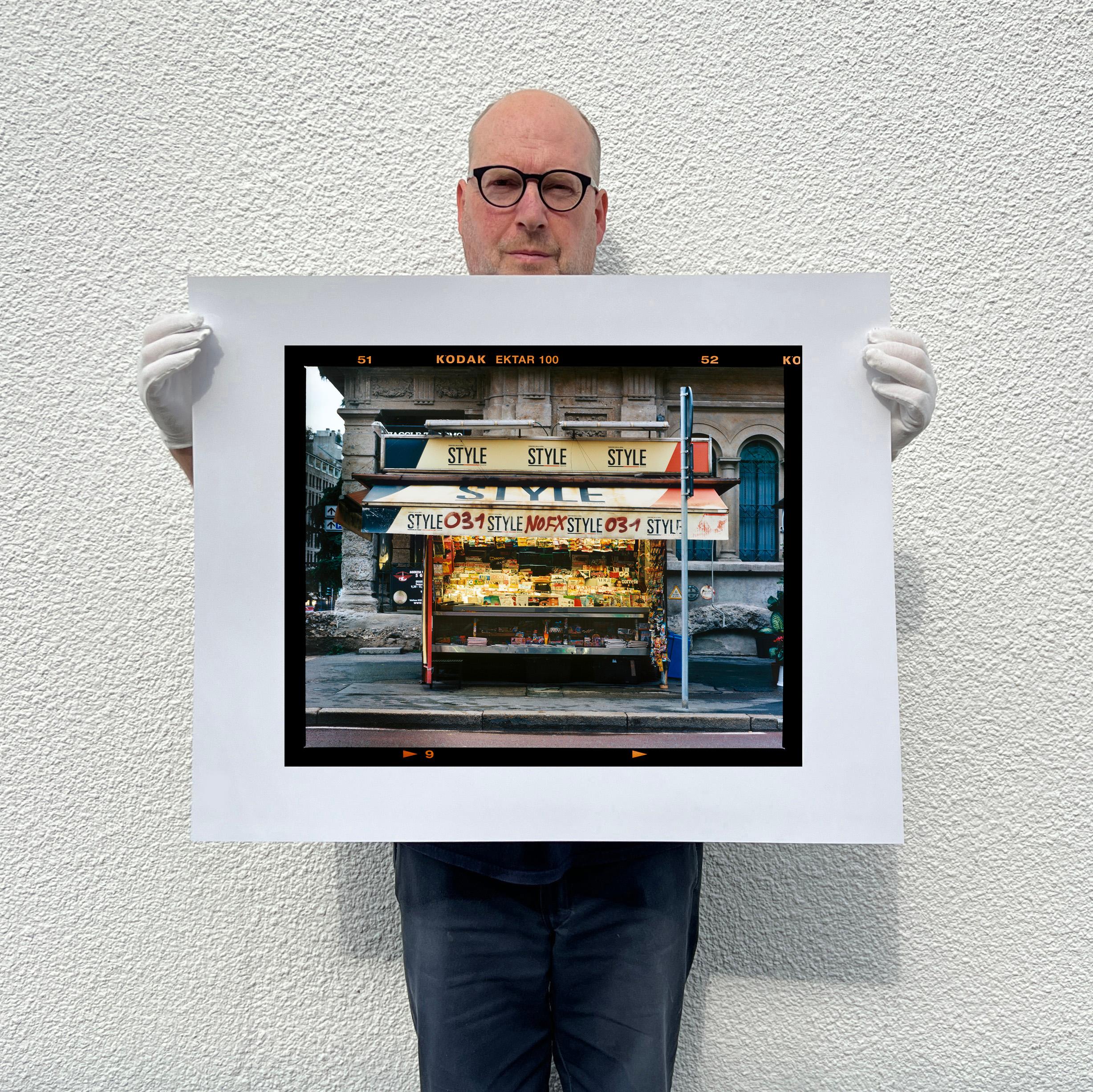 Stand de presse - Bronzetti, Milan - Photographie de rue italienne en couleur en vente 2