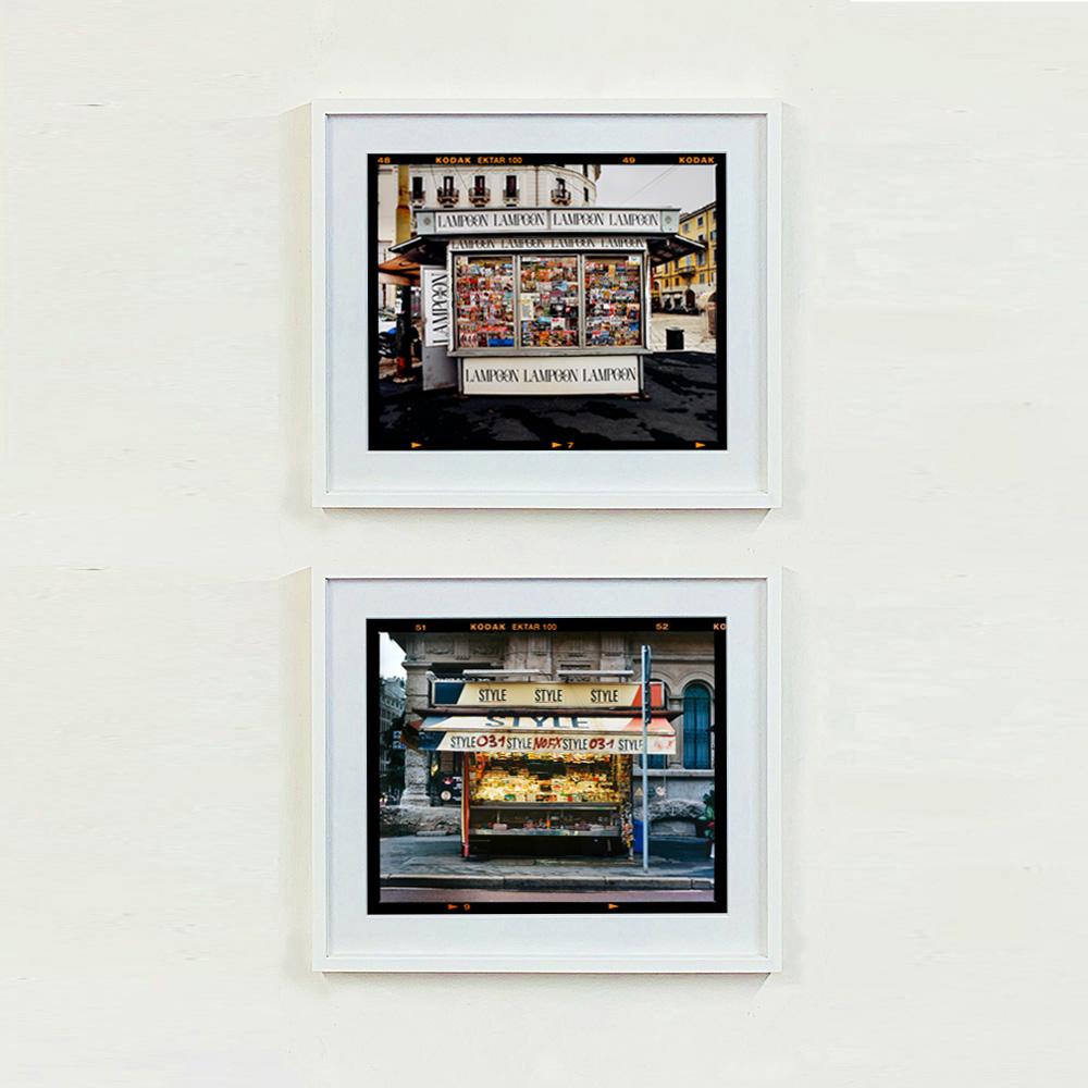 Stand de presse - Bronzetti, Milan - Photographie de rue italienne en couleur en vente 3