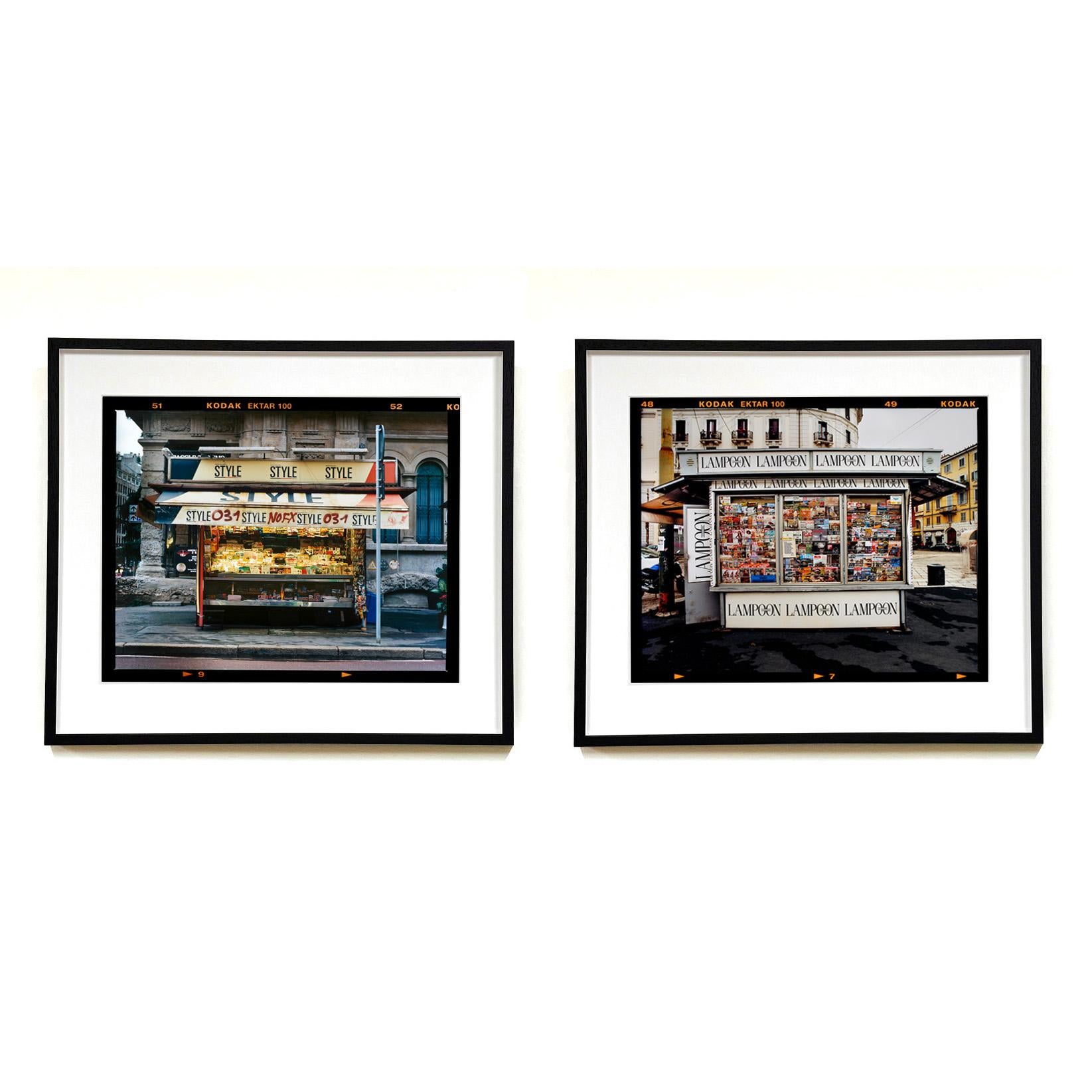 Stand de presse - Bronzetti, Milan - Photographie de rue italienne en couleur en vente 5