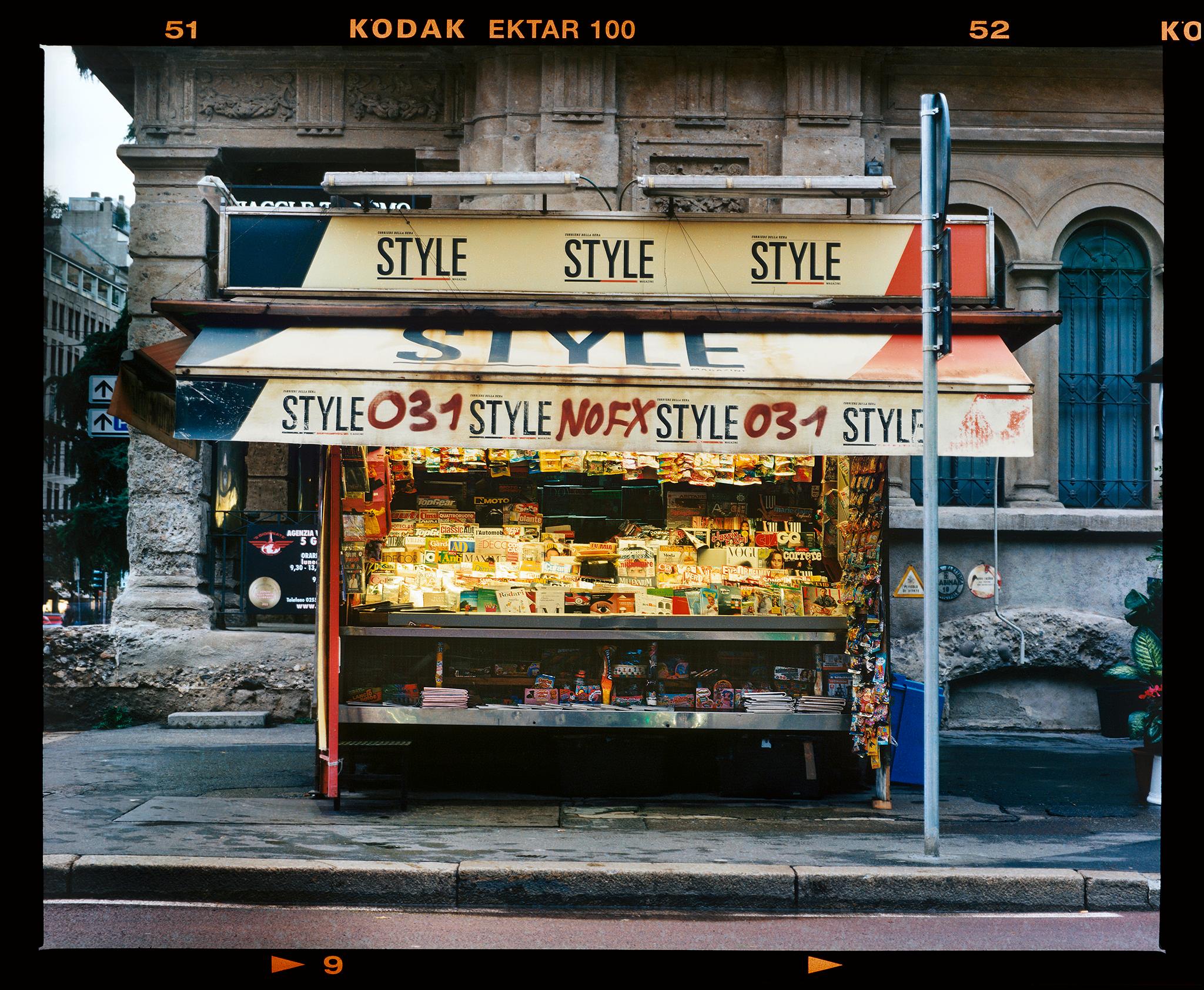 Color Photograph Richard Heeps - Stand de presse - Bronzetti, Milan - Photographie de rue italienne en couleur