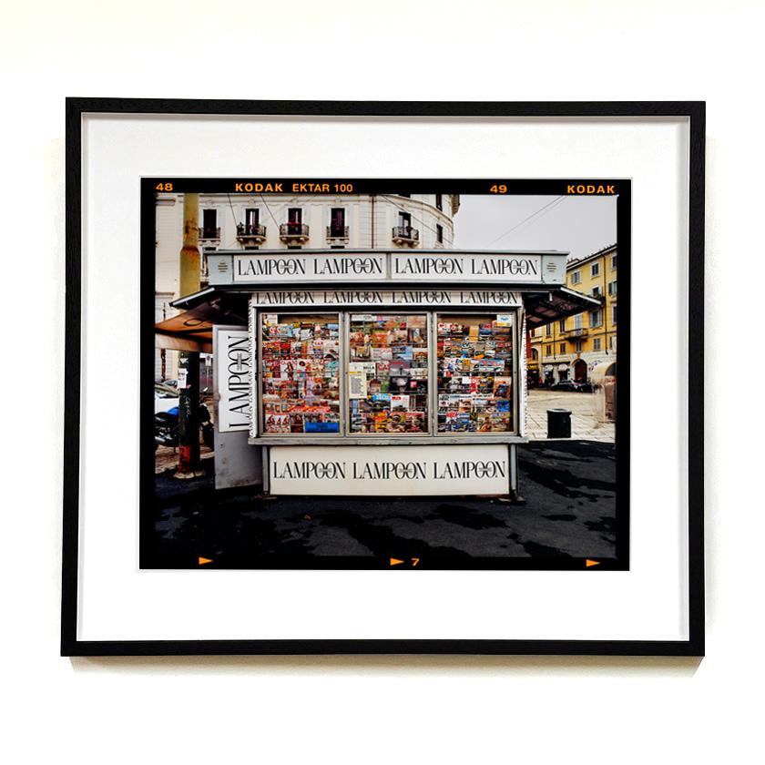 Stand de presse - Porta Genova, Milan - Photographie de rue italienne en couleur - Noir Color Photograph par Richard Heeps