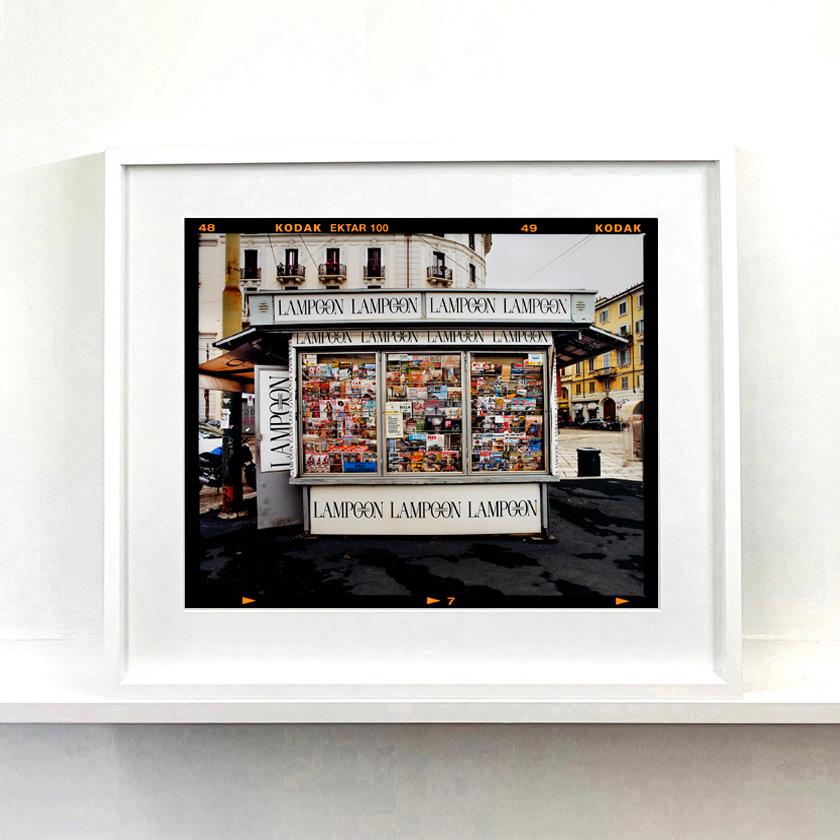 Stand de presse - Porta Genova, Milan - Photographie de rue italienne en couleur en vente 1