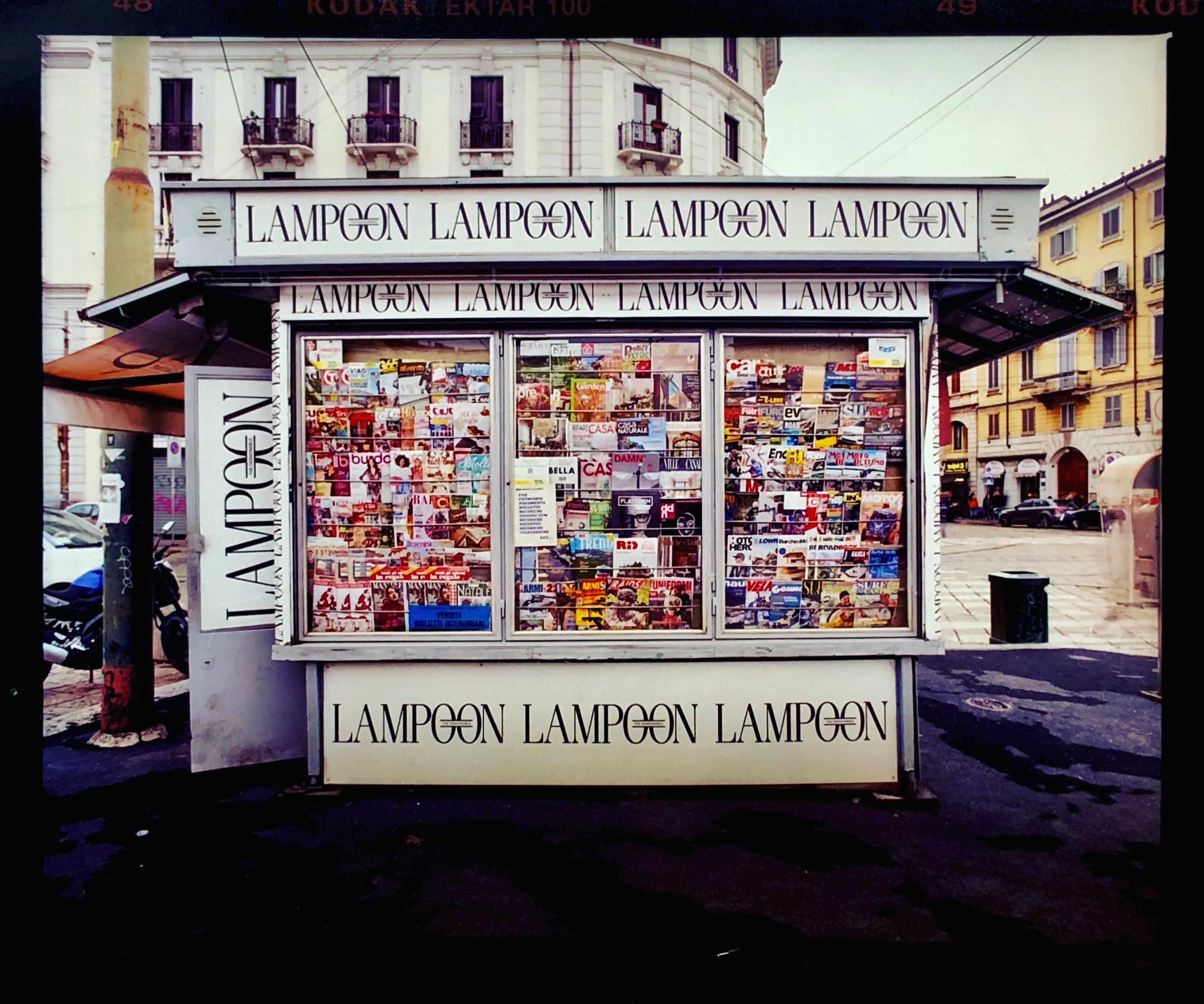 Color Photograph Richard Heeps - Présentoir de la presse - Porta Genova, Milan - Photographie couleur de rue italienne