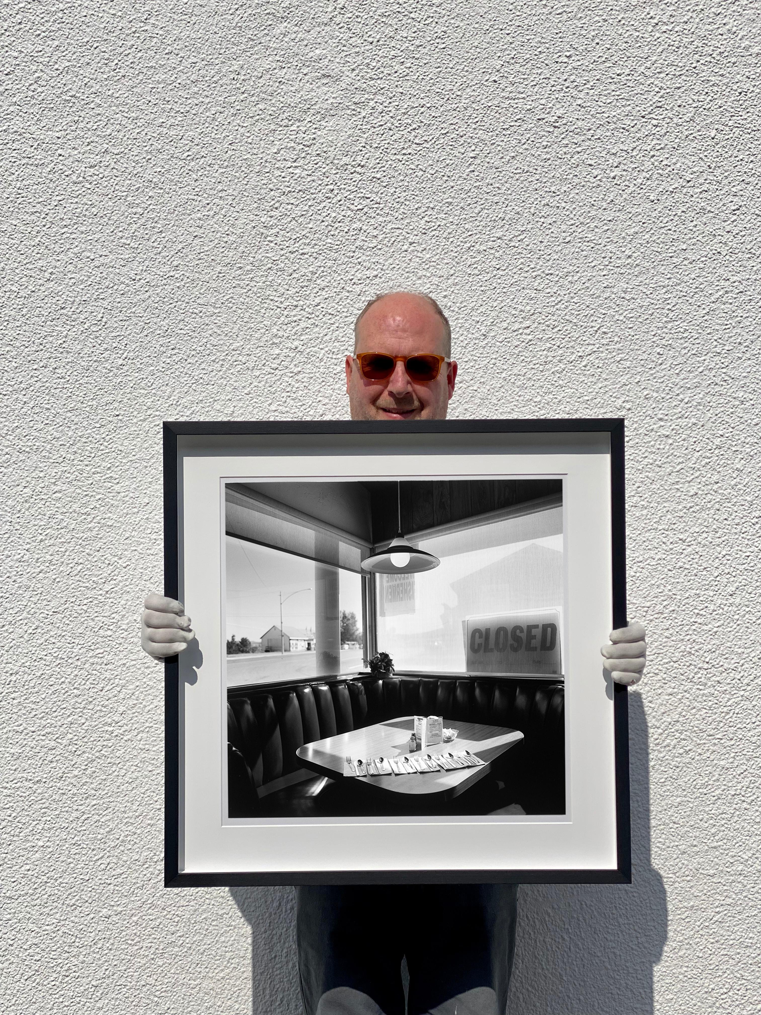 Nicely's Caf, Mono Lake, Californie - Photographie carrée en noir et blanc en vente 2