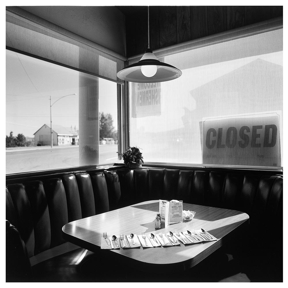 Black and White Photograph Richard Heeps - Nicely's Caf, Mono Lake, Californie - Photographie carrée en noir et blanc