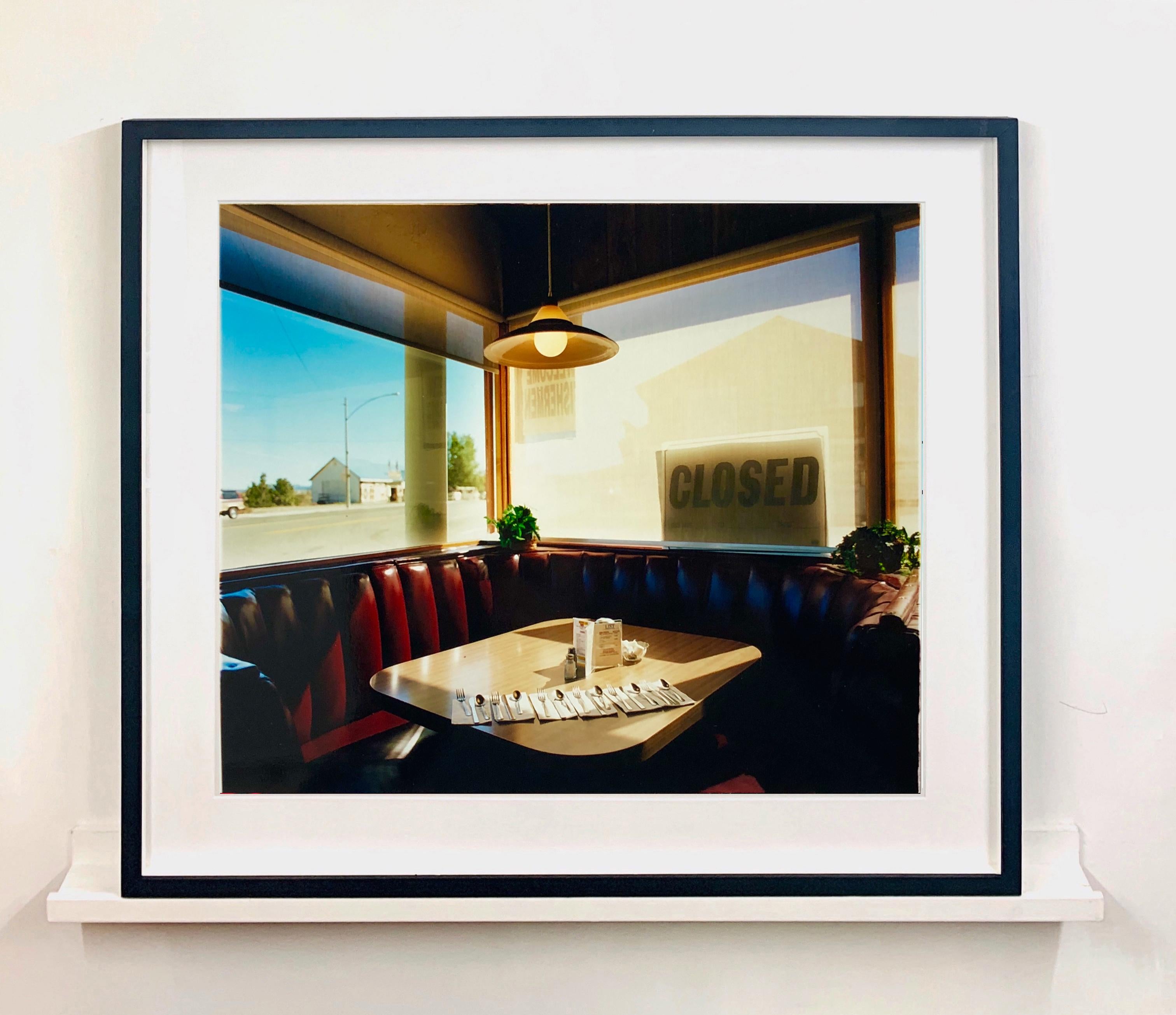 Nicely's Caf, Mono Lake, Kalifornien – Farbfotografie in limitierter Auflage – Print von Richard Heeps