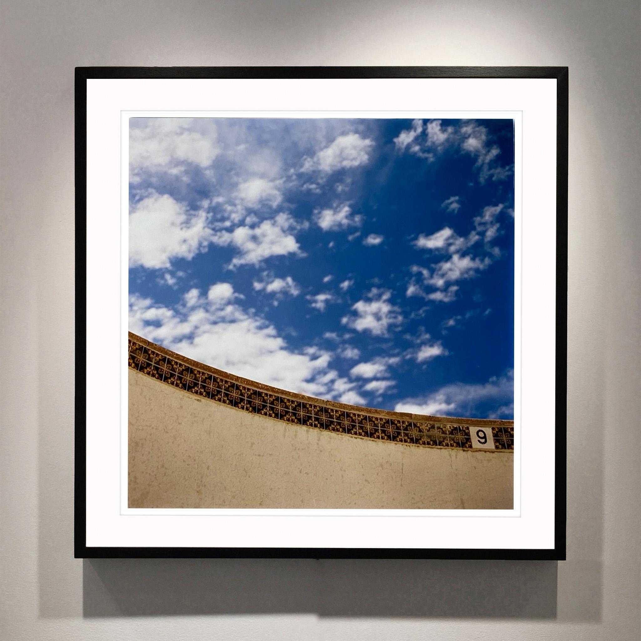 Neun Füße, La Concha-Pool, Las Vegas – amerikanische Farbfotografie – Print von Richard Heeps