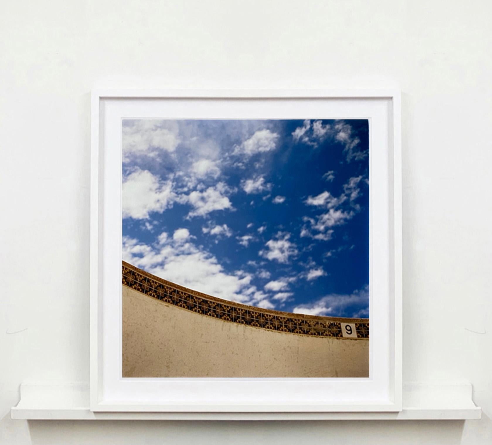 Neun Füße, La Concha-Pool, Las Vegas – amerikanische Farbfotografie (Zeitgenössisch), Print, von Richard Heeps