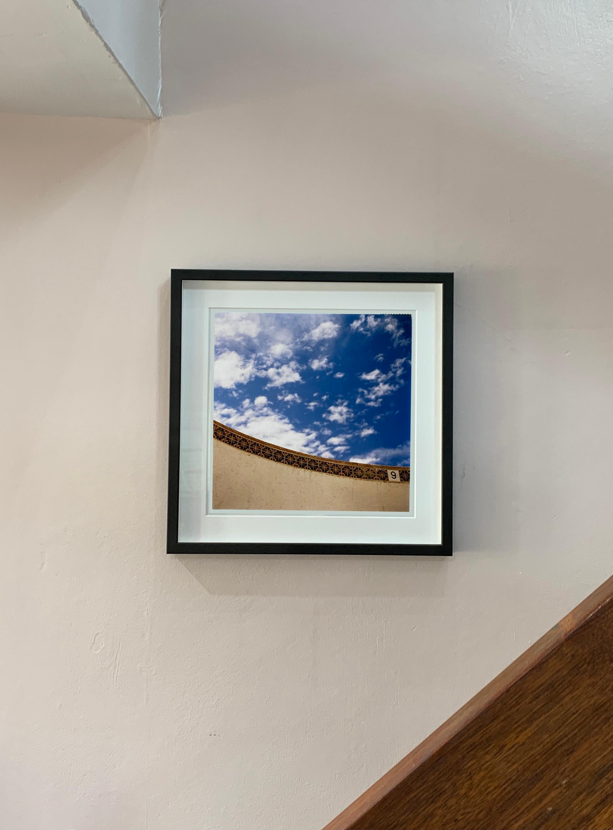Neun Füße, La Concha-Pool, Las Vegas – amerikanische Farbfotografie im Angebot 2