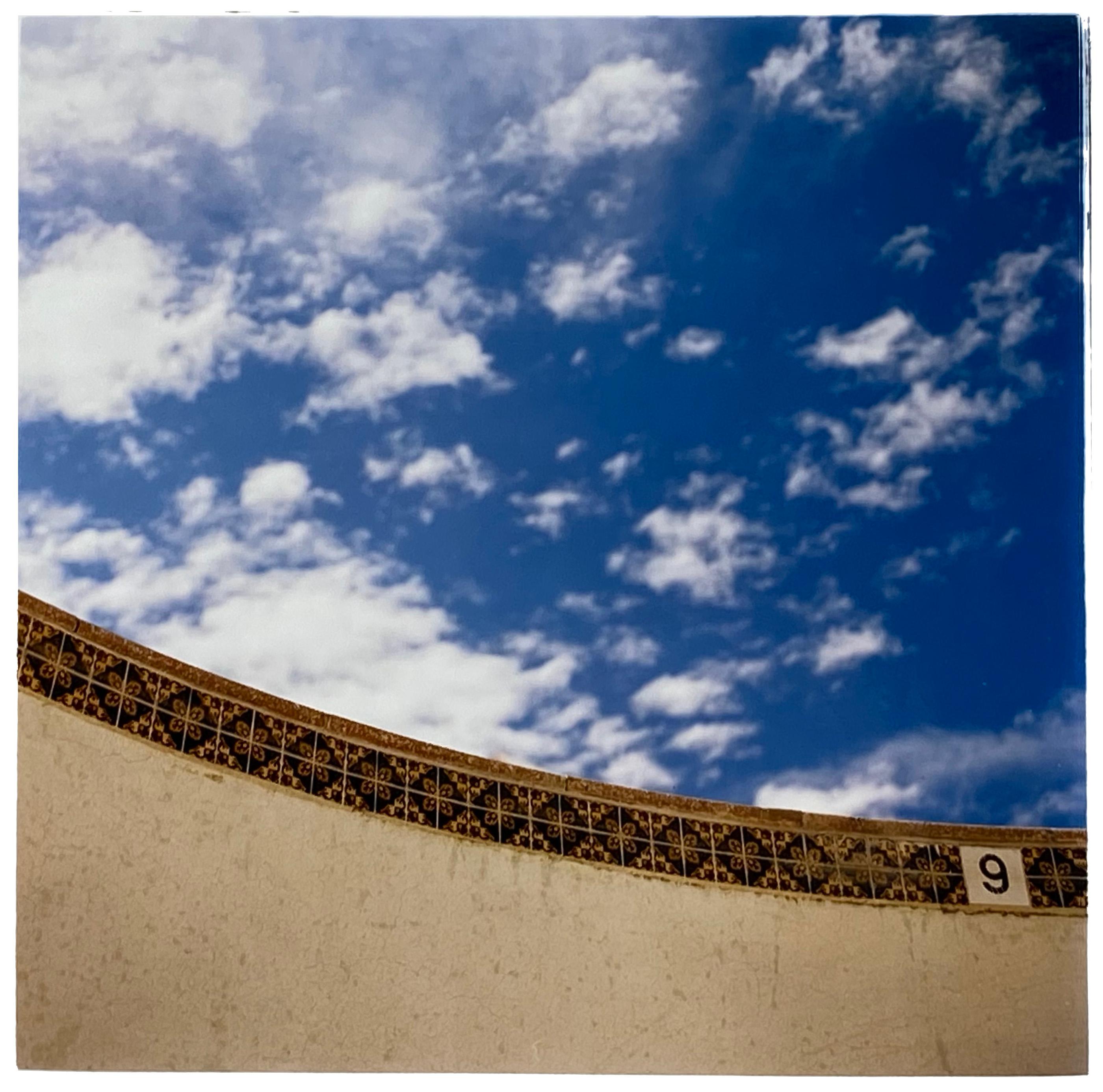 Richard Heeps Print – Neun Füße, La Concha-Pool, Las Vegas – amerikanische Farbfotografie