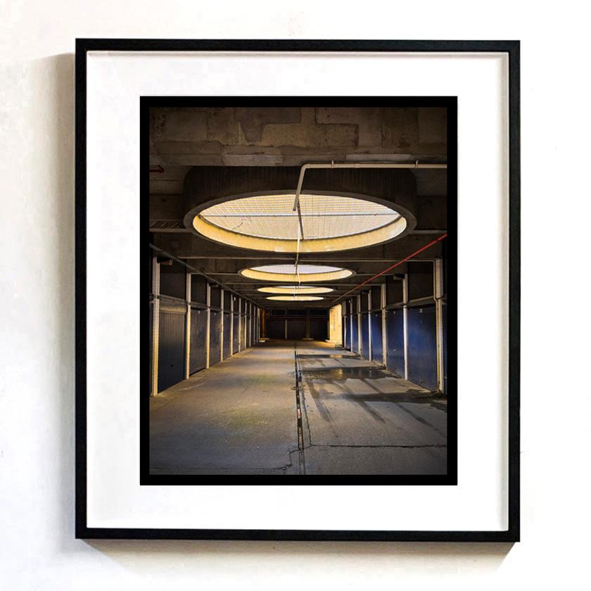 No Parking, London – Brutalistische Architektur-Farbfotografie – Print von Richard Heeps