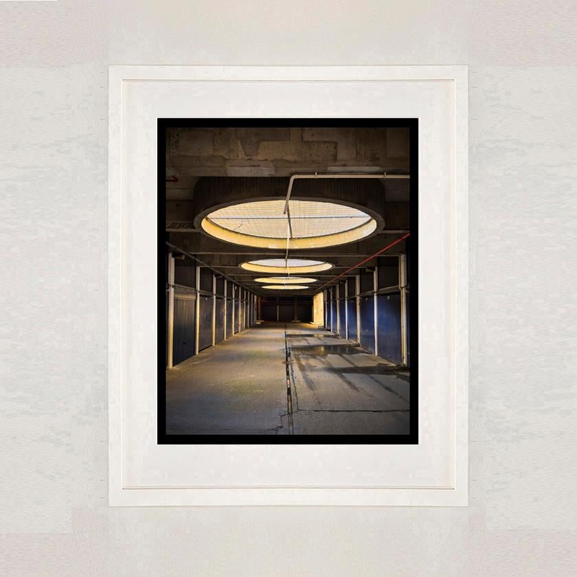 No Parking, Londra - Fotografia a colori di architettura brutalista - Photograph Contemporaneo di Richard Heeps