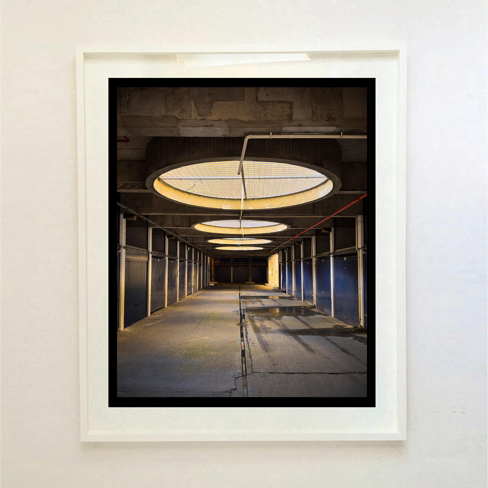 No Parking, London – Brutalistische Architektur-Farbfotografie (Zeitgenössisch), Print, von Richard Heeps