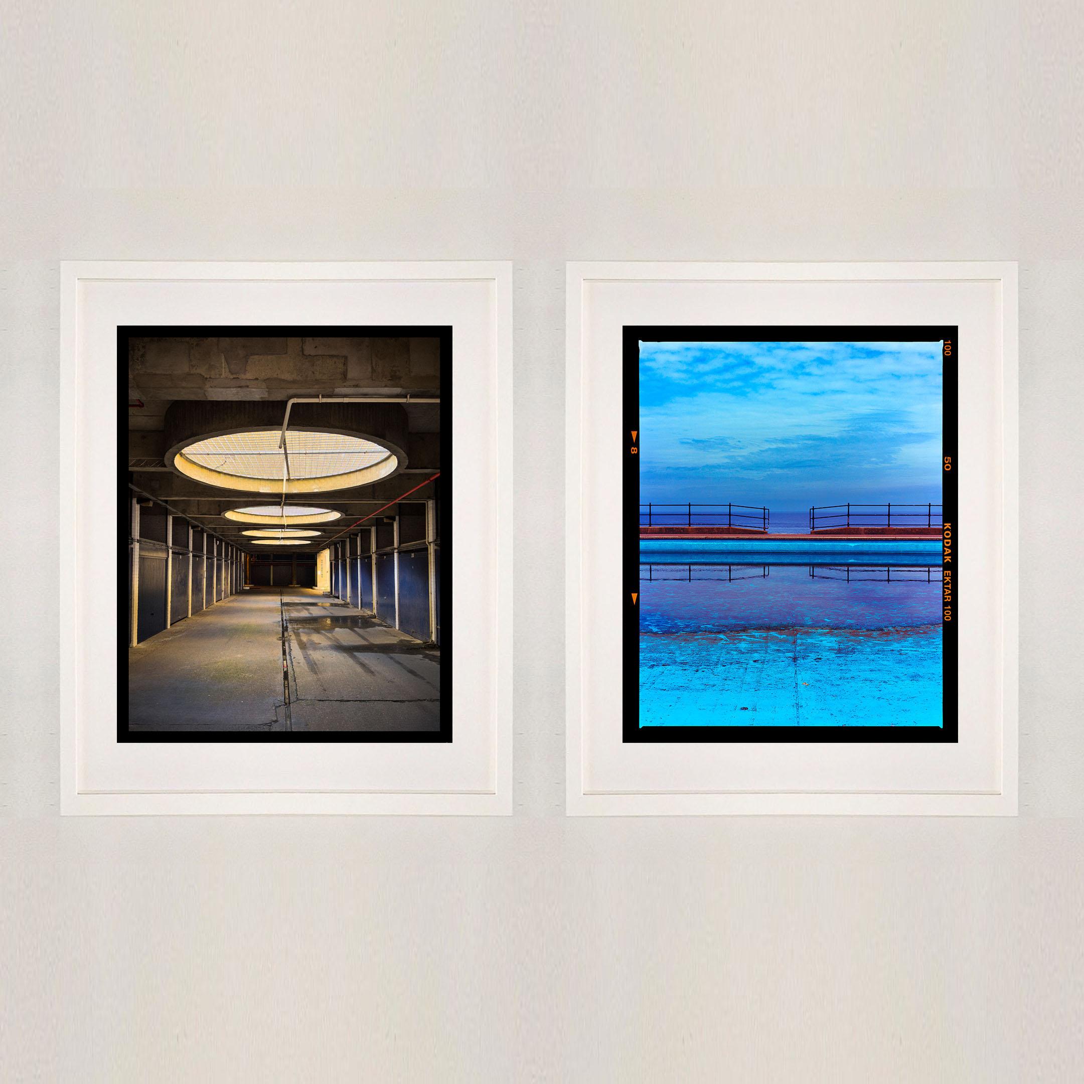 No Parking, Londra - Fotografia a colori di architettura brutalista - Color Photograph Nero di Richard Heeps
