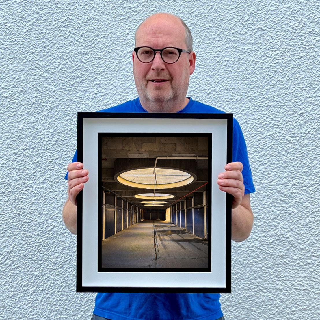 No Parking, fotografia di architettura urbana tratta dalla serie di Richard Heeps, A Short History of London. La spoglia architettura brutalista ha un senso di bellezza e l'ipnotica simmetria attira i tuoi occhi attraverso l'immagine.

Quest'opera