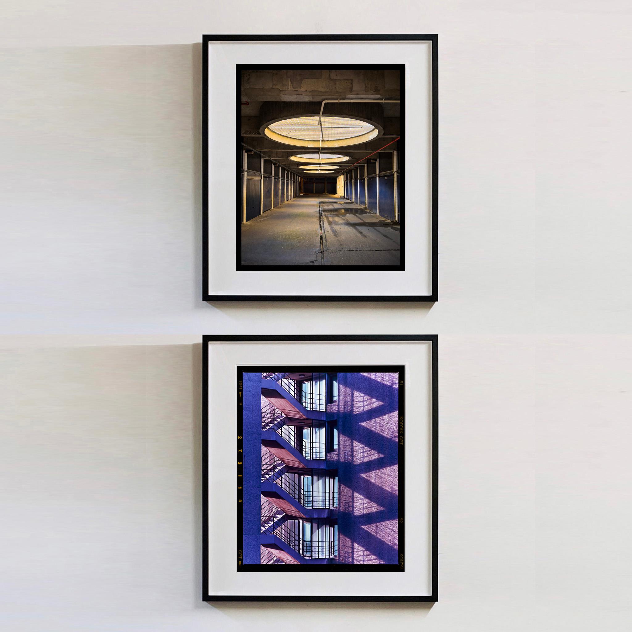 No Parking, London – Brutalistische Architektur-Farbfotografie im Angebot 1