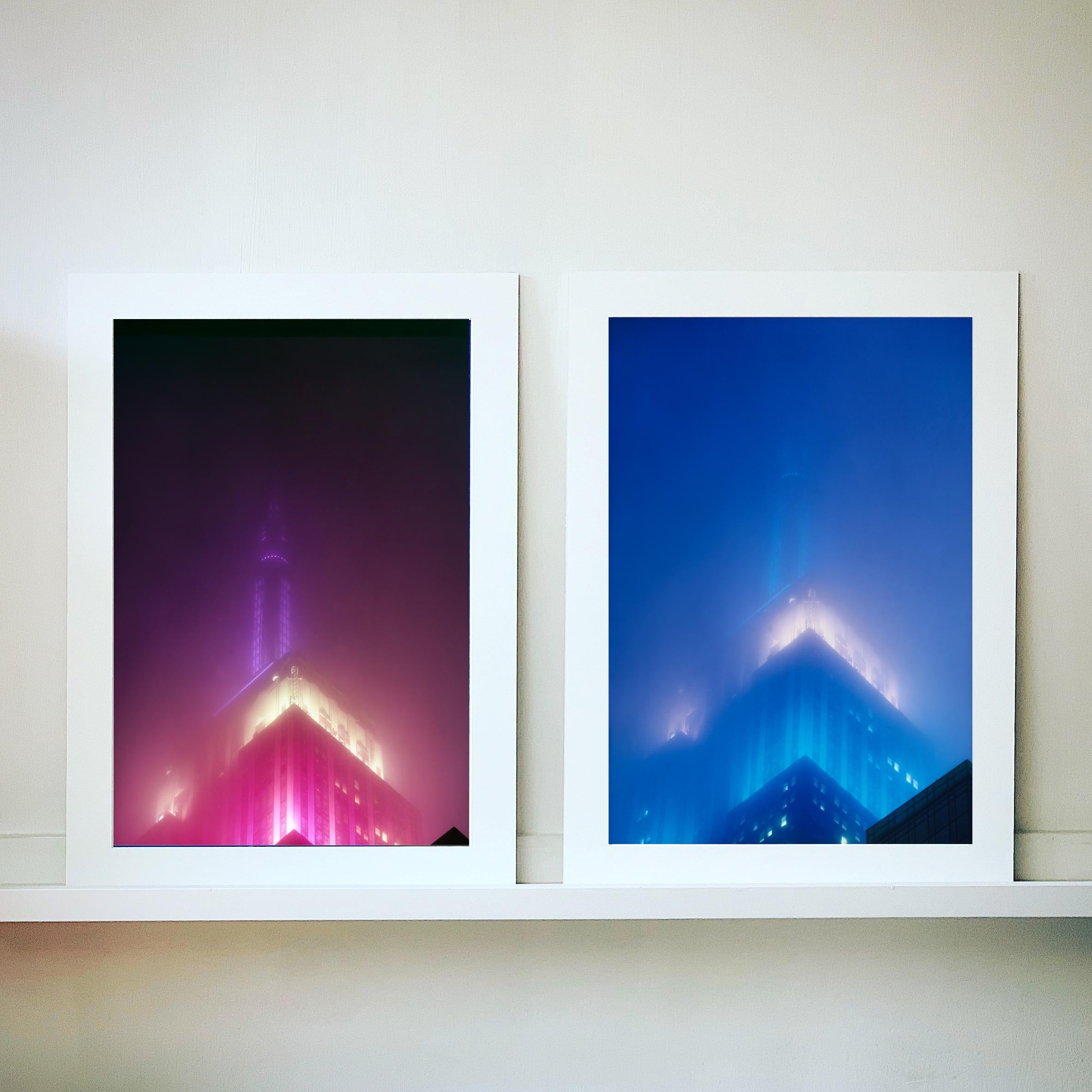 Brandneues Kunstwerk von Richard Heeps, das das ikonische Empire State Building im Nebel zeigt. Es wurde 2017 in New York City fotografiert und im Februar 2019 in seiner Dunkelkammer ausgedruckt
Dieses Kunstwerk ist Teil von Richards Portfolio von