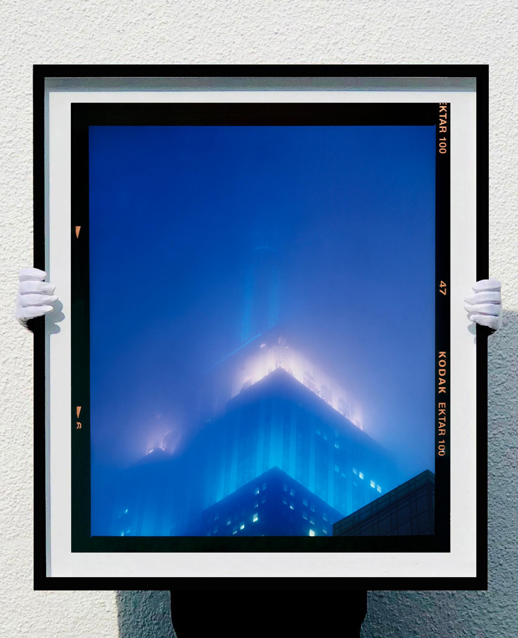 NOMAD II (Film Rebate), Nueva York - Fotografía arquitectónica conceptual en color - Photograph de Richard Heeps