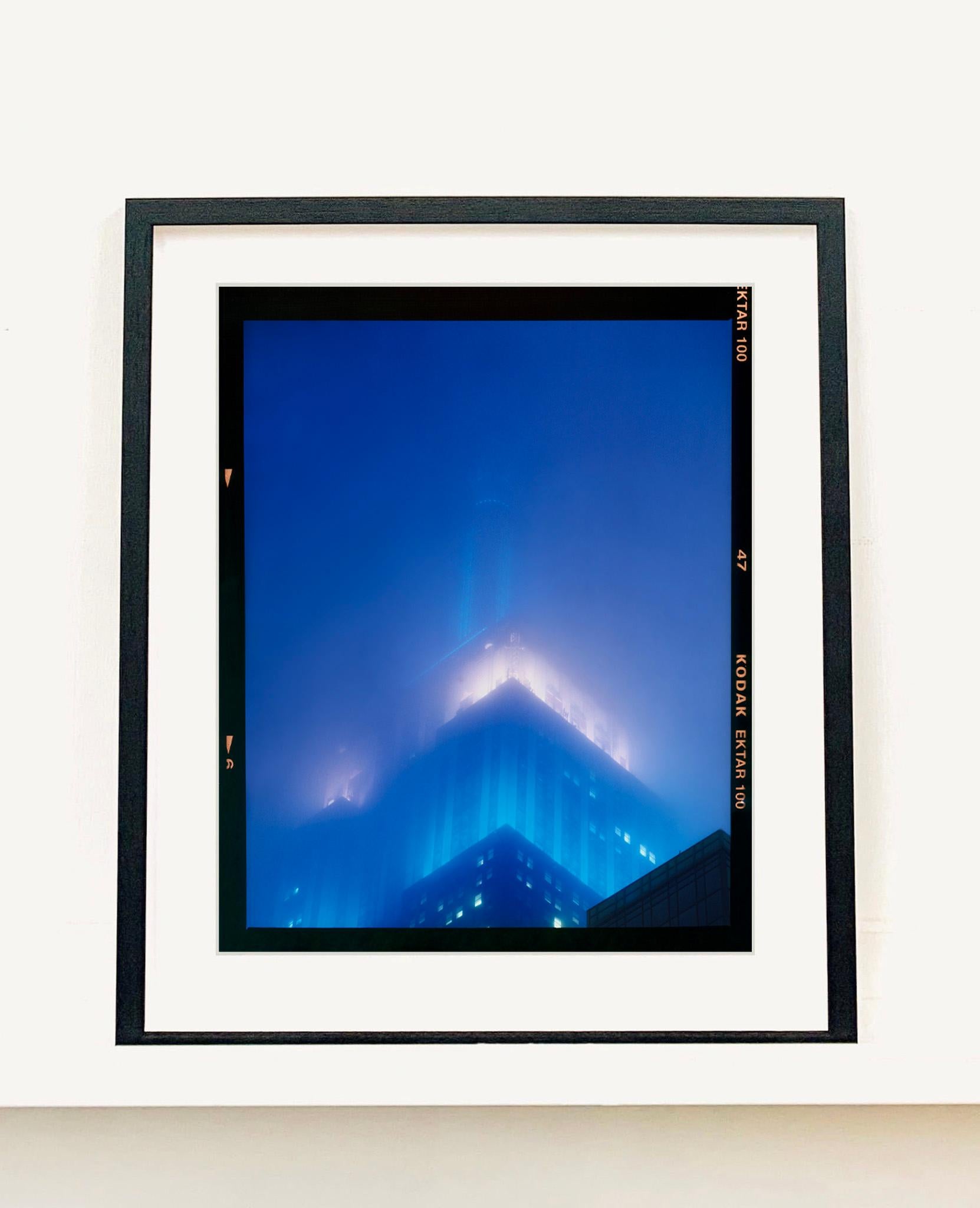 NOMAD II (Film Rebate), Nueva York - Fotografía arquitectónica conceptual en color - Print de Richard Heeps