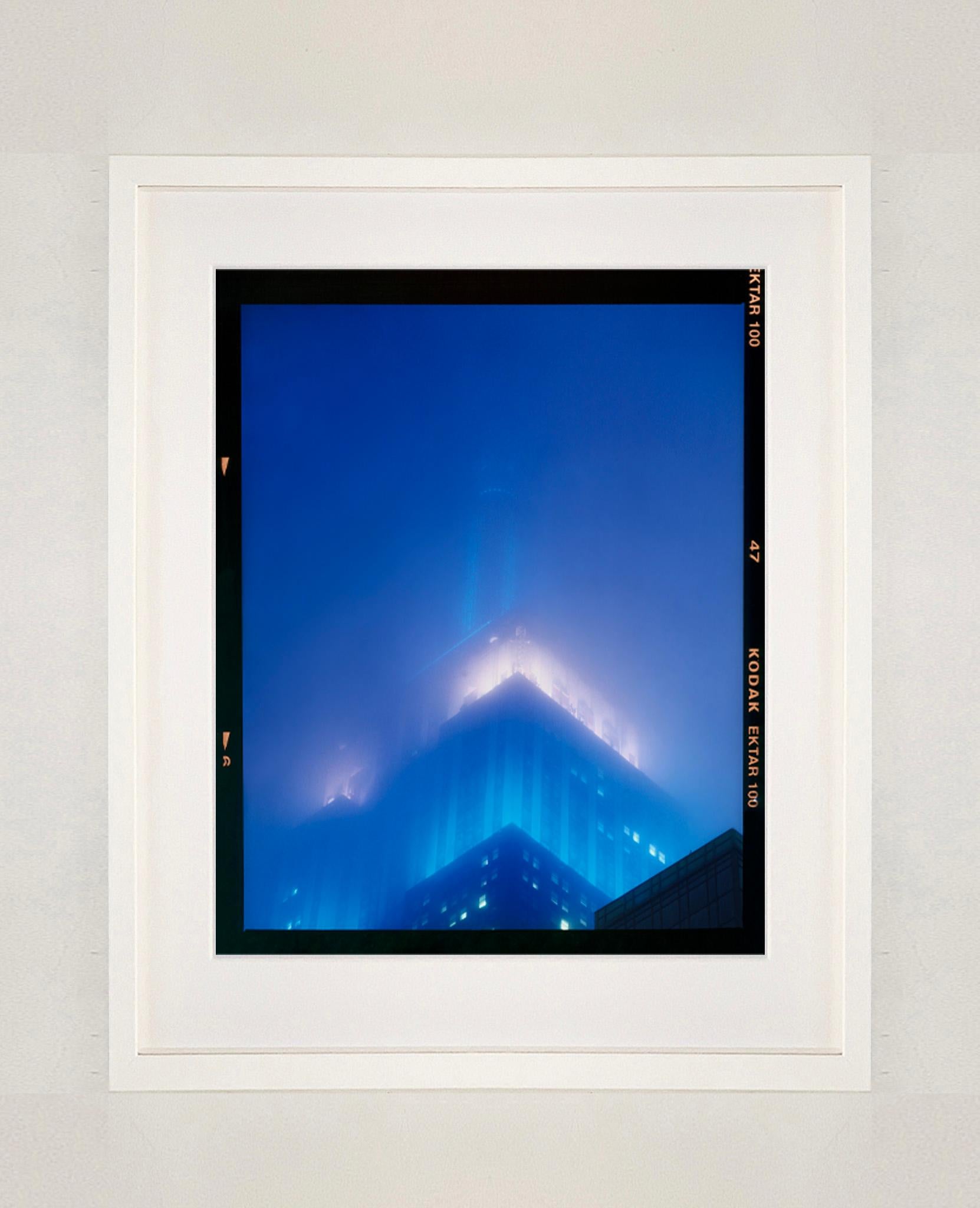 NOMAD II (Film Rebate), Nueva York - Fotografía arquitectónica conceptual en color - Print Contemporáneo de Richard Heeps