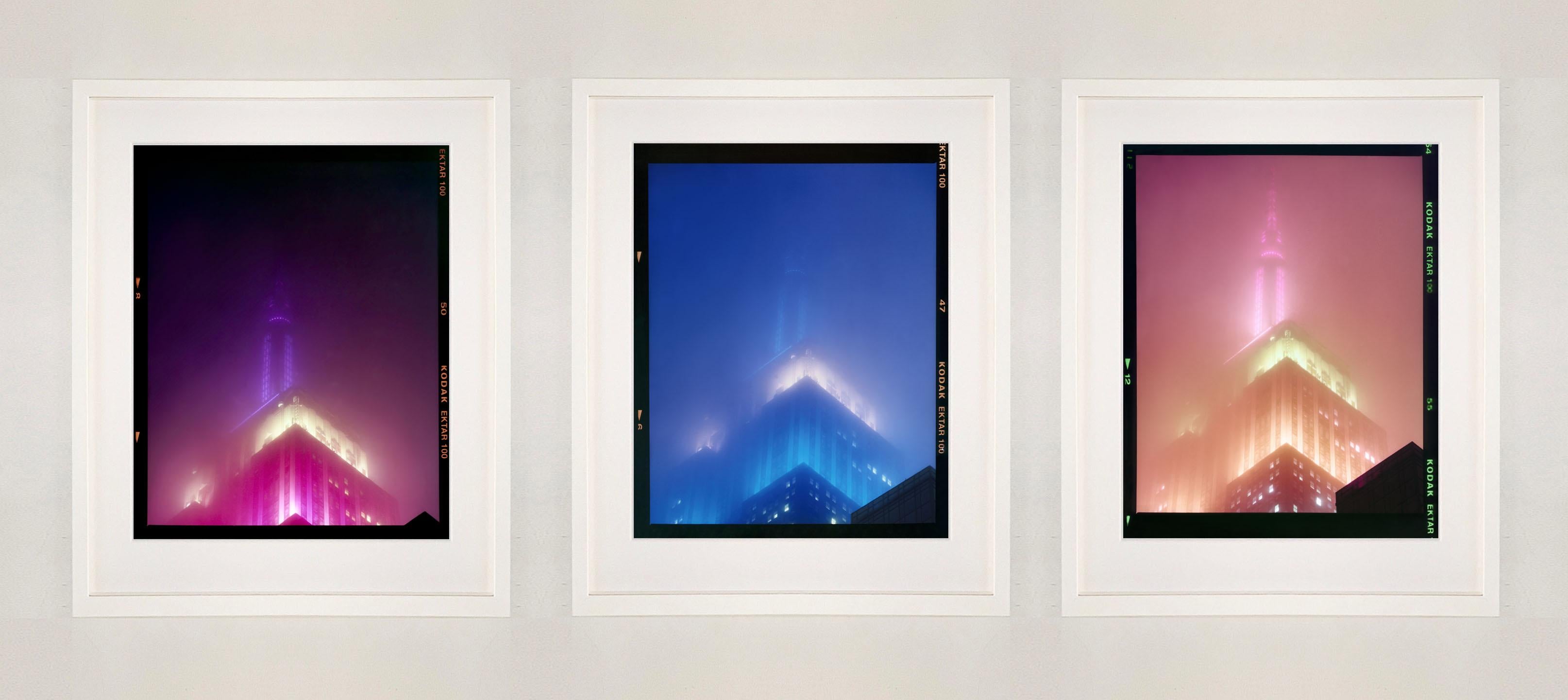 NOMAD II (Film Rebate), Nueva York - Fotografía arquitectónica conceptual en color - Print Azul de Richard Heeps