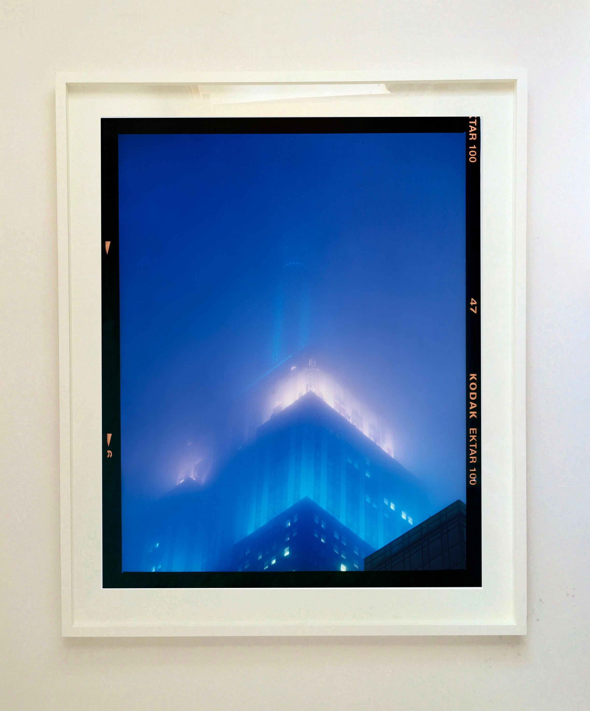 NOMAD II (Filmrebate), New York – Konzeptionelle architektonische Farbfotografie (Blau), Color Photograph, von Richard Heeps