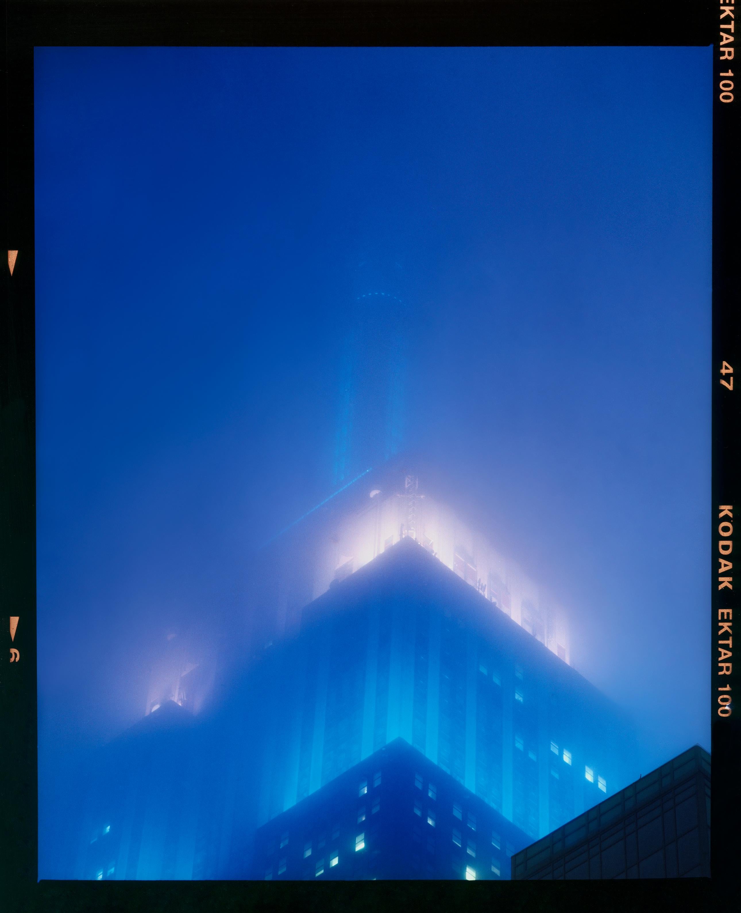 Richard Heeps Color Photograph – NOMAD II (Filmrebate), New York – Konzeptionelle architektonische Farbfotografie