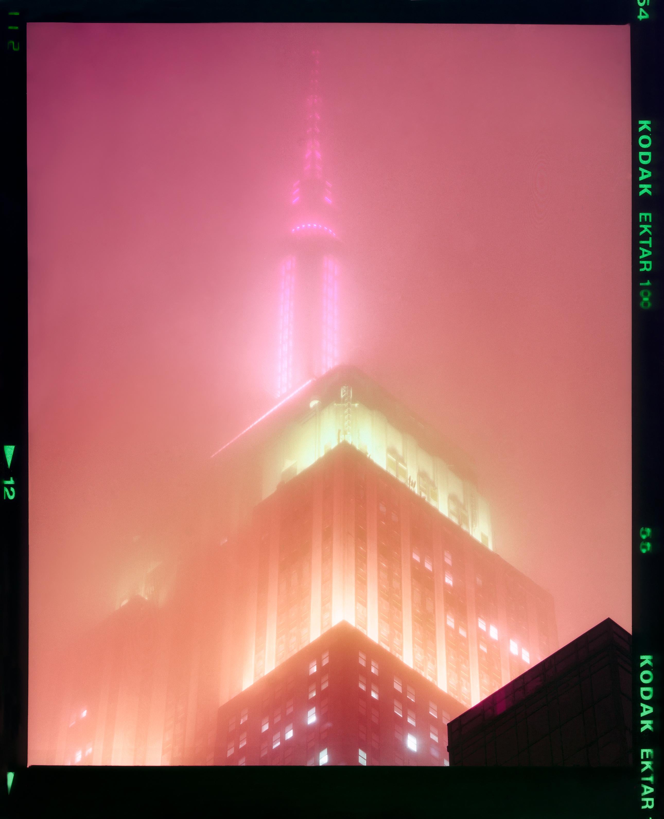 Richard Heeps Print – NOMAD III (Filmrebate), New York – Konzeptionelle architektonische Farbfotografie