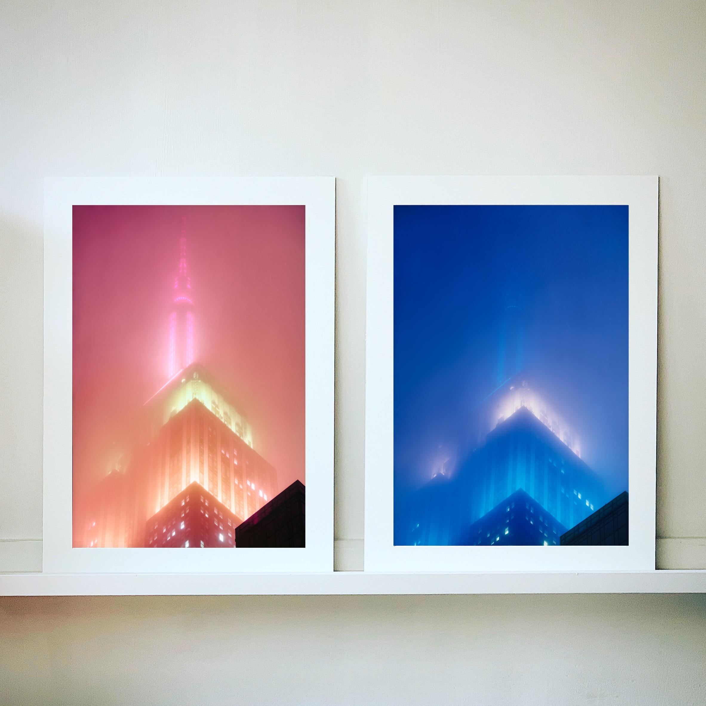 Brandneues Kunstwerk von Richard Heeps, das das ikonische Empire State Building im Nebel zeigt. Es wurde 2017 in New York City fotografiert und im Februar 2019 in seiner Dunkelkammer ausgedruckt
Dieses Kunstwerk ist Teil von Richards Portfolio von