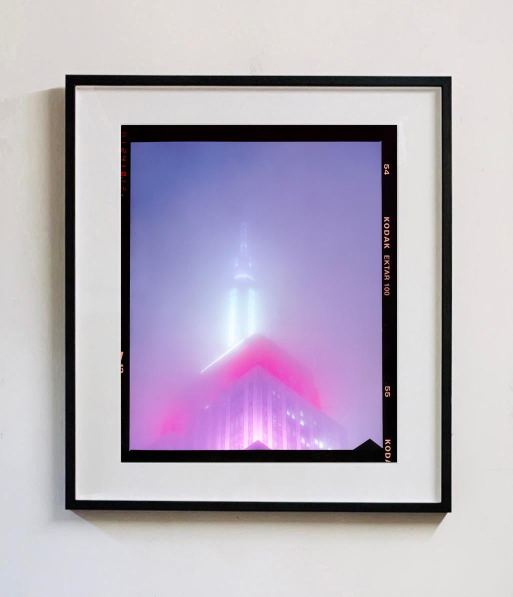 NOMAD IV (Film Rebate), Nueva York - Fotografía arquitectónica conceptual en color en venta 5