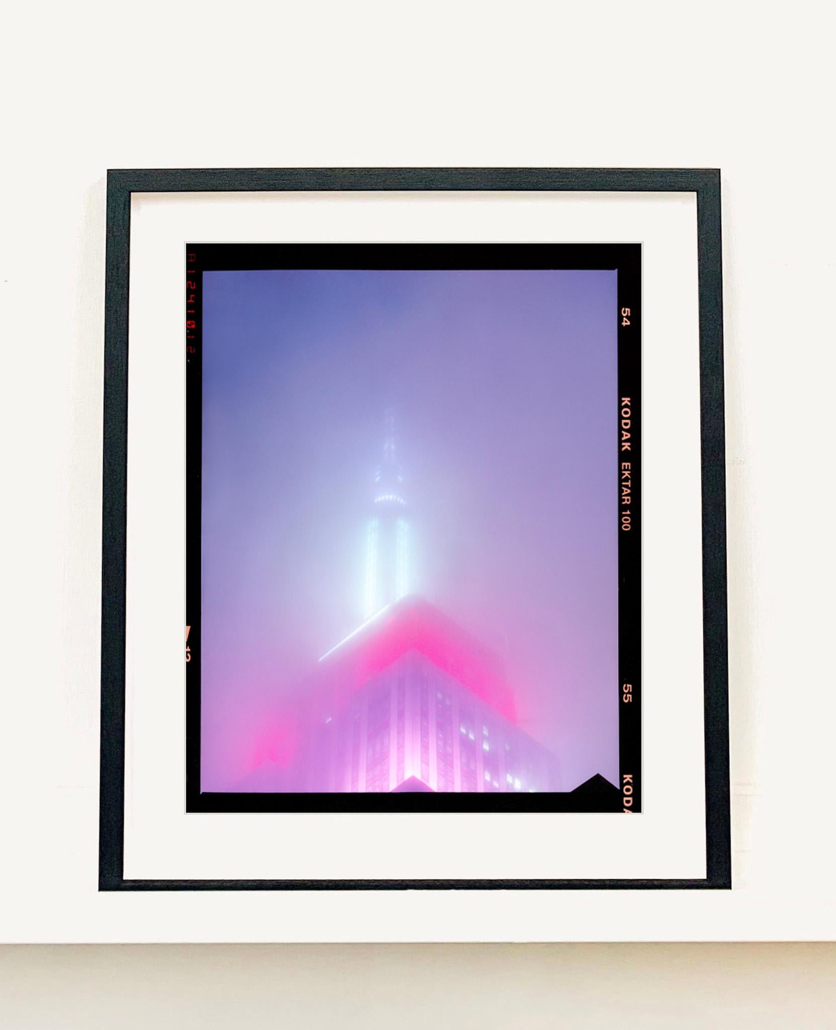NOMAD IV (Film Rebate), Nueva York - Fotografía arquitectónica conceptual en color - Photograph de Richard Heeps