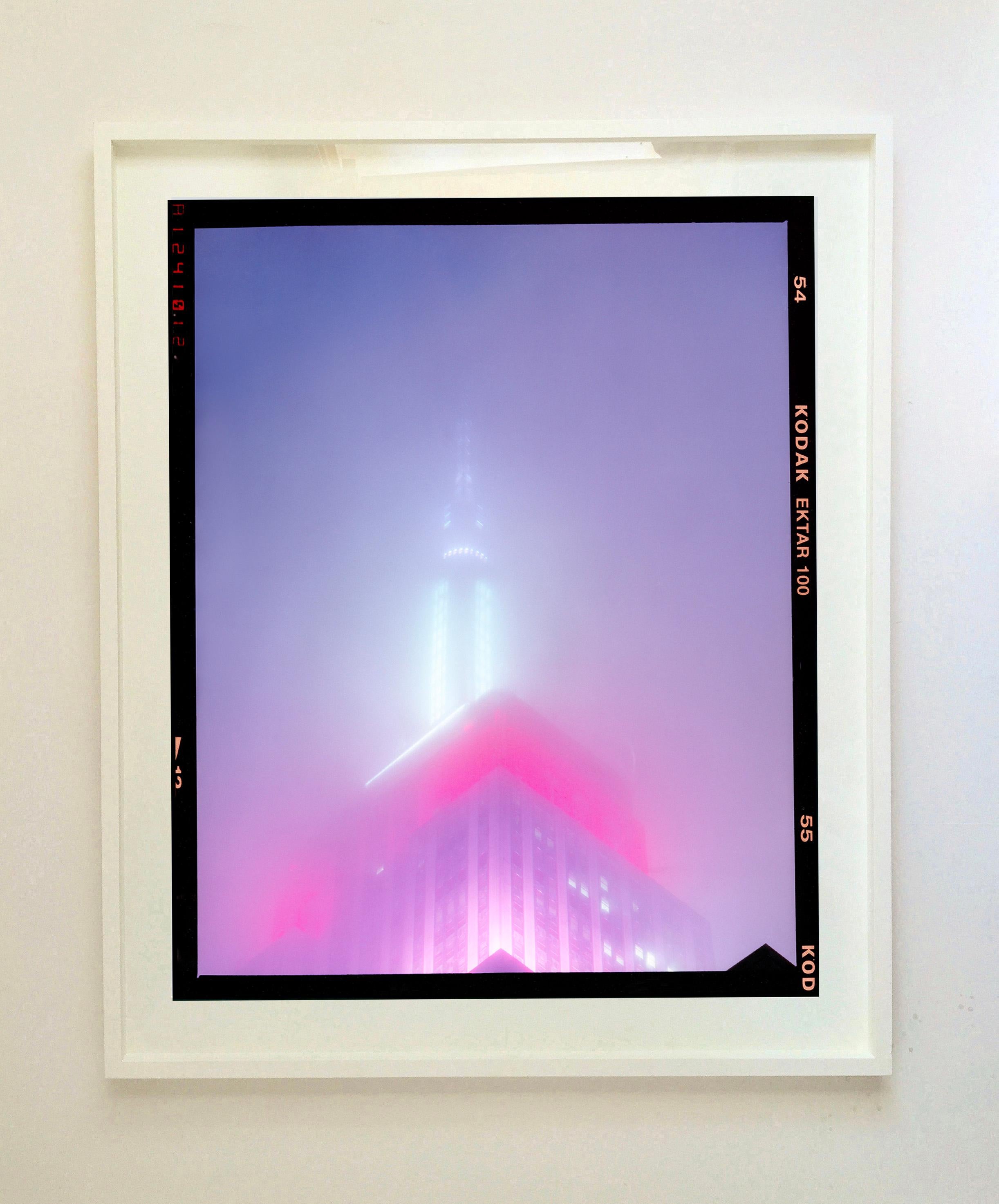 NOMAD IV (Film Rebate), Nueva York - Fotografía arquitectónica conceptual en color - Print Contemporáneo de Richard Heeps